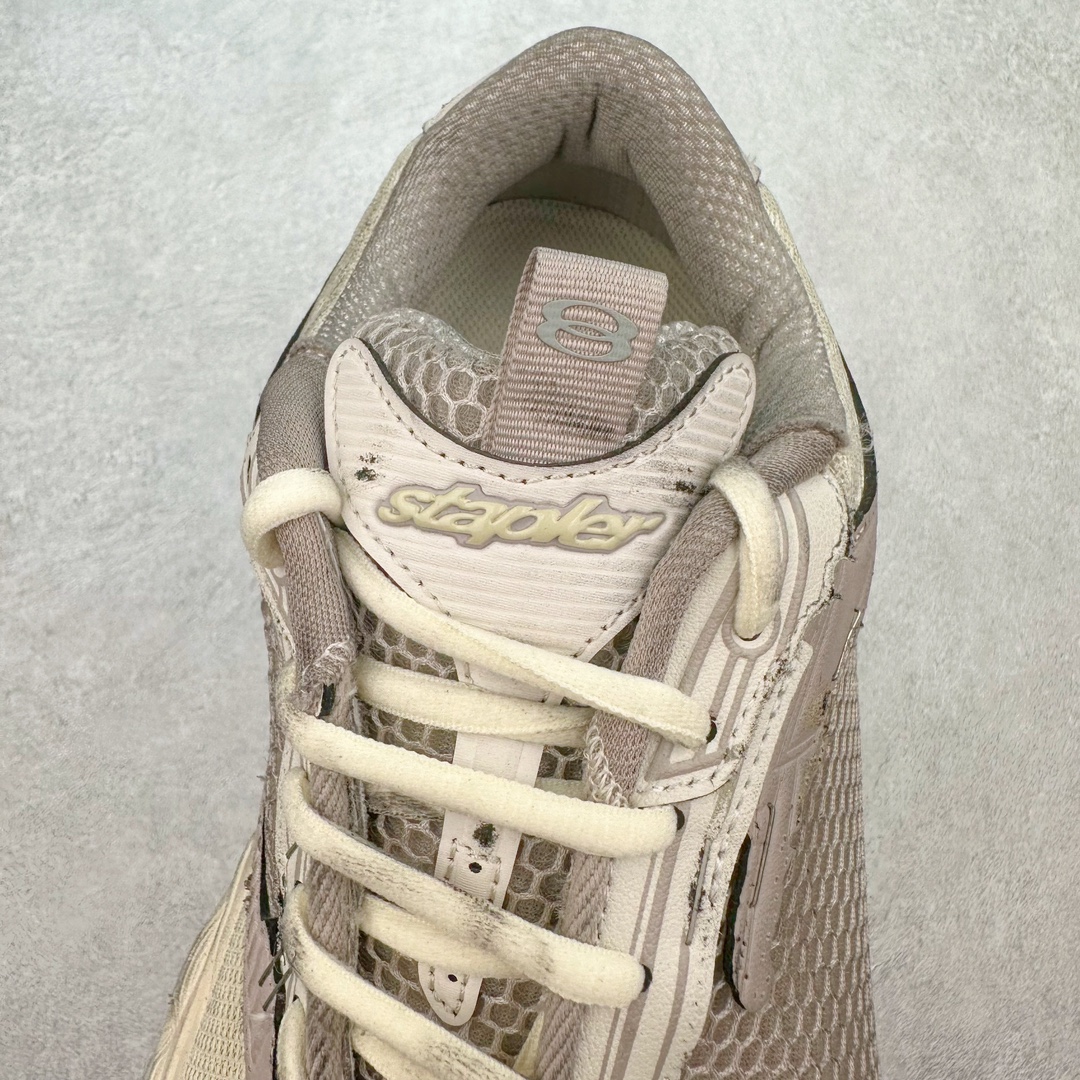 图片[5]-＃JC纯原 BALENCIAGA Stapler Sneakers 巴黎世家订书机鞋网布系带低帮走秀复古老爹鞋 尺码大小一比一还原Zp 区别其他工厂缩小两个号码 全套原纸板楦头开发 最原汁原味的灵魂版型 全鞋荧光划线卡点 胶水把控整洁度追求极致完美 每一双都是工艺品 多重QC质检 超越公司货的品控标准 实实在在的免检产品 原盒原配 正确字体电绣 粗细、位置、大小正确 侧边TPU 透气孔匹配意产原版 正确分离大底 TPU软底 原版一致大底LOGO 立体感十足 原厂皮料水洗做旧 采购原厂网纱 不含皮革 网布材料和聚氨酯 磨损效果 展现品牌对于新潮事物的热情 这款鞋子拥有巨大尺寸和醒目设计 符合当下”老爹鞋”的趋势 鞋子采用银灰配色 营造出低调而不失华丽的效果 10XL的尺码使它成为市场中最显眼的存在 适合追求个性化的人群 Balenciaga始终站在时尚前沿 此次发布的产品再次体现了他们的创新能力 偏大一码 尺码：35 36 37 38 39 40 41 42 43 44 45 46-选品中心