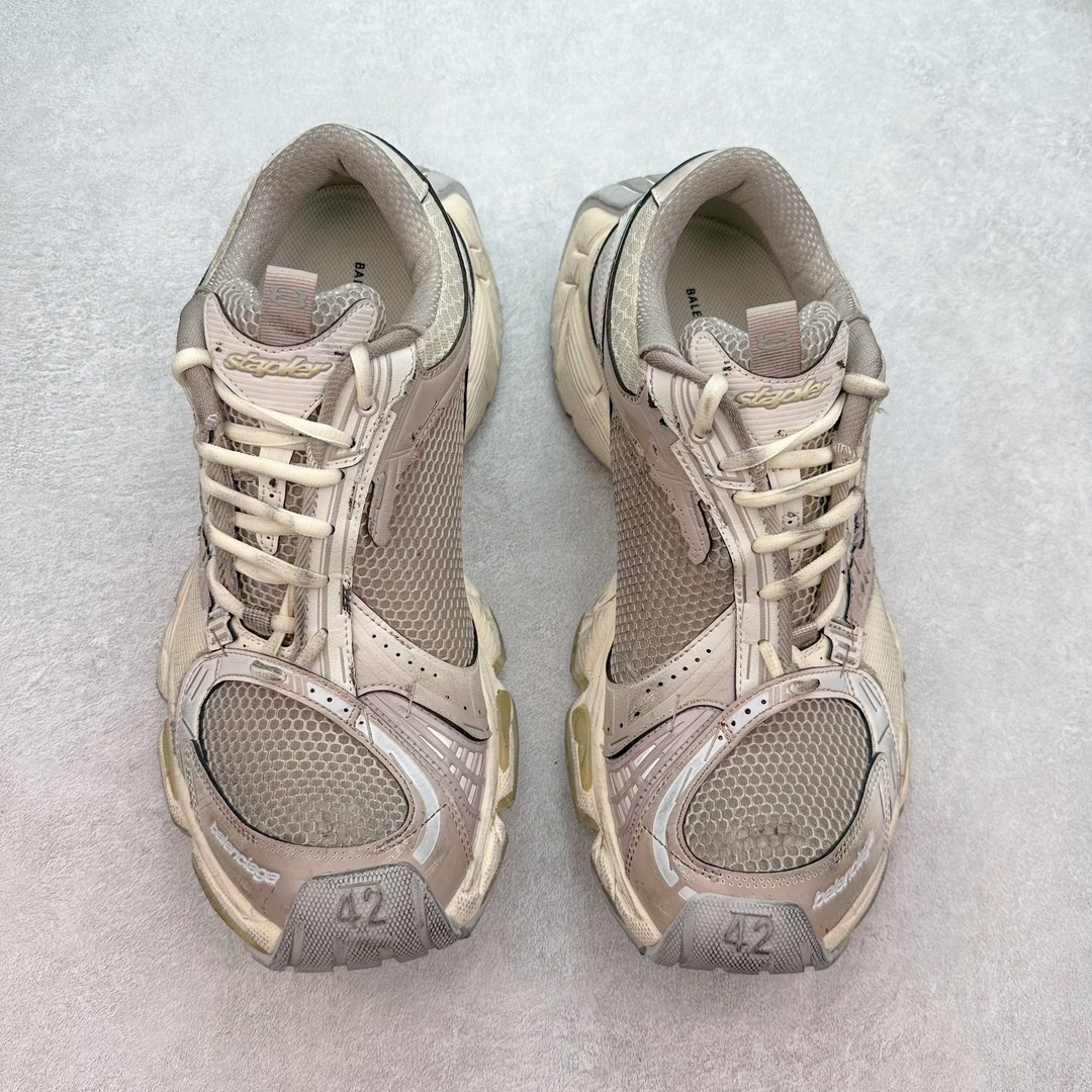 图片[2]-＃JC纯原 BALENCIAGA Stapler Sneakers 巴黎世家订书机鞋网布系带低帮走秀复古老爹鞋 尺码大小一比一还原Zp 区别其他工厂缩小两个号码 全套原纸板楦头开发 最原汁原味的灵魂版型 全鞋荧光划线卡点 胶水把控整洁度追求极致完美 每一双都是工艺品 多重QC质检 超越公司货的品控标准 实实在在的免检产品 原盒原配 正确字体电绣 粗细、位置、大小正确 侧边TPU 透气孔匹配意产原版 正确分离大底 TPU软底 原版一致大底LOGO 立体感十足 原厂皮料水洗做旧 采购原厂网纱 不含皮革 网布材料和聚氨酯 磨损效果 展现品牌对于新潮事物的热情 这款鞋子拥有巨大尺寸和醒目设计 符合当下”老爹鞋”的趋势 鞋子采用银灰配色 营造出低调而不失华丽的效果 10XL的尺码使它成为市场中最显眼的存在 适合追求个性化的人群 Balenciaga始终站在时尚前沿 此次发布的产品再次体现了他们的创新能力 偏大一码 尺码：35 36 37 38 39 40 41 42 43 44 45 46-选品中心