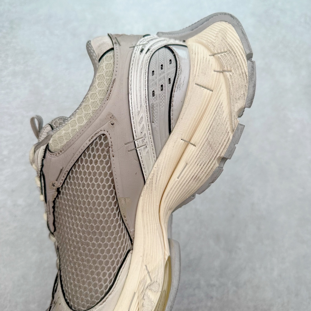 图片[7]-＃JC纯原 BALENCIAGA Stapler Sneakers 巴黎世家订书机鞋网布系带低帮走秀复古老爹鞋 尺码大小一比一还原Zp 区别其他工厂缩小两个号码 全套原纸板楦头开发 最原汁原味的灵魂版型 全鞋荧光划线卡点 胶水把控整洁度追求极致完美 每一双都是工艺品 多重QC质检 超越公司货的品控标准 实实在在的免检产品 原盒原配 正确字体电绣 粗细、位置、大小正确 侧边TPU 透气孔匹配意产原版 正确分离大底 TPU软底 原版一致大底LOGO 立体感十足 原厂皮料水洗做旧 采购原厂网纱 不含皮革 网布材料和聚氨酯 磨损效果 展现品牌对于新潮事物的热情 这款鞋子拥有巨大尺寸和醒目设计 符合当下”老爹鞋”的趋势 鞋子采用银灰配色 营造出低调而不失华丽的效果 10XL的尺码使它成为市场中最显眼的存在 适合追求个性化的人群 Balenciaga始终站在时尚前沿 此次发布的产品再次体现了他们的创新能力 偏大一码 尺码：35 36 37 38 39 40 41 42 43 44 45 46-选品中心