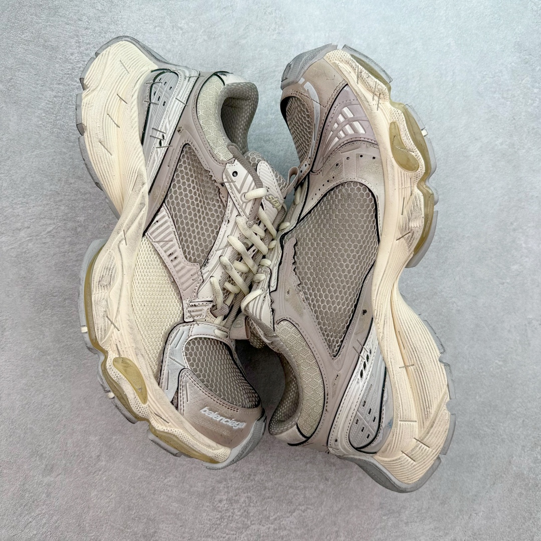 图片[3]-＃JC纯原 BALENCIAGA Stapler Sneakers 巴黎世家订书机鞋网布系带低帮走秀复古老爹鞋 尺码大小一比一还原Zp 区别其他工厂缩小两个号码 全套原纸板楦头开发 最原汁原味的灵魂版型 全鞋荧光划线卡点 胶水把控整洁度追求极致完美 每一双都是工艺品 多重QC质检 超越公司货的品控标准 实实在在的免检产品 原盒原配 正确字体电绣 粗细、位置、大小正确 侧边TPU 透气孔匹配意产原版 正确分离大底 TPU软底 原版一致大底LOGO 立体感十足 原厂皮料水洗做旧 采购原厂网纱 不含皮革 网布材料和聚氨酯 磨损效果 展现品牌对于新潮事物的热情 这款鞋子拥有巨大尺寸和醒目设计 符合当下”老爹鞋”的趋势 鞋子采用银灰配色 营造出低调而不失华丽的效果 10XL的尺码使它成为市场中最显眼的存在 适合追求个性化的人群 Balenciaga始终站在时尚前沿 此次发布的产品再次体现了他们的创新能力 偏大一码 尺码：35 36 37 38 39 40 41 42 43 44 45 46-选品中心