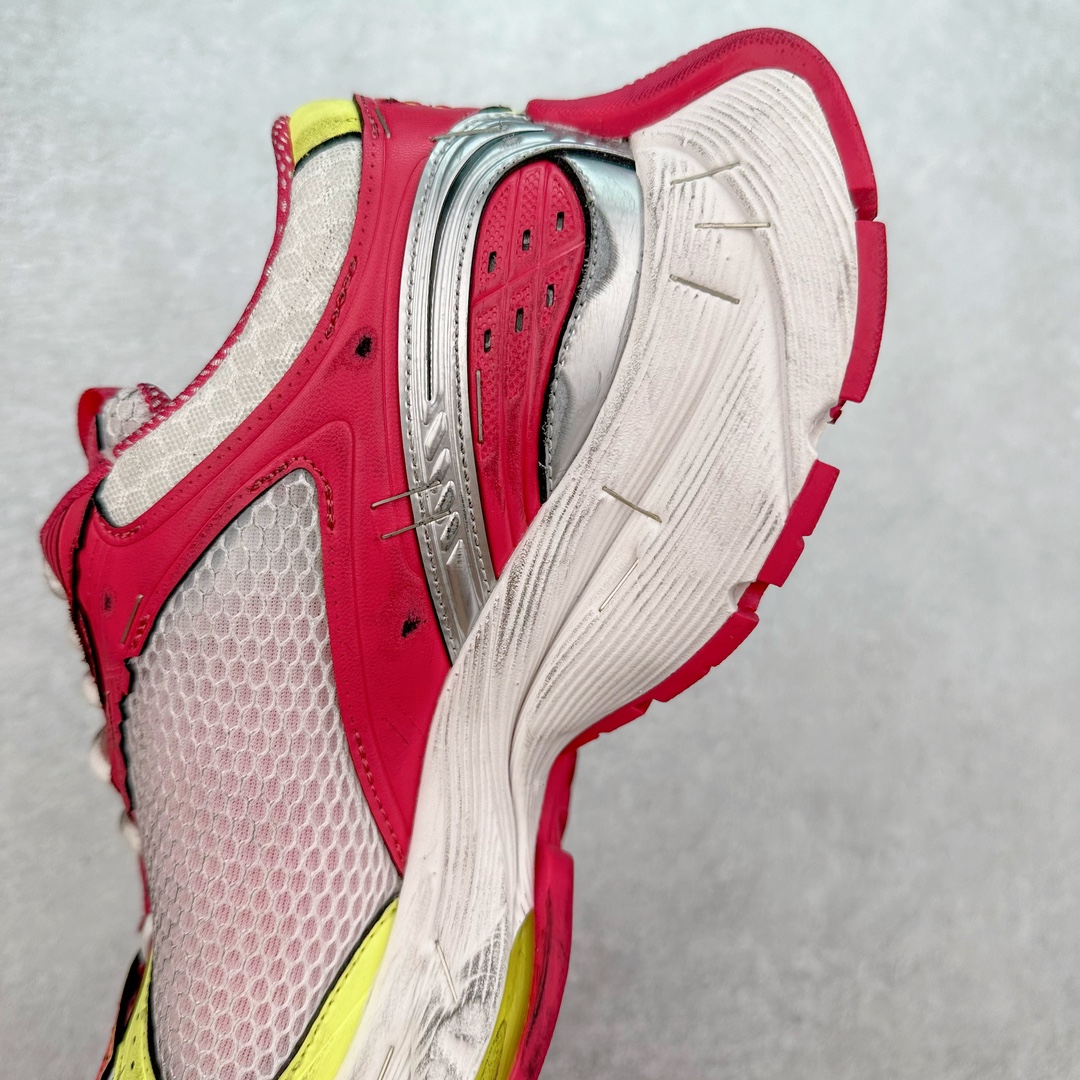 图片[7]-＃JC纯原 BALENCIAGA Stapler Sneakers 巴黎世家订书机鞋网布系带低帮走秀复古老爹鞋 尺码大小一比一还原Zp 区别其他工厂缩小两个号码 全套原纸板楦头开发 最原汁原味的灵魂版型 全鞋荧光划线卡点 胶水把控整洁度追求极致完美 每一双都是工艺品 多重QC质检 超越公司货的品控标准 实实在在的免检产品 原盒原配 正确字体电绣 粗细、位置、大小正确 侧边TPU 透气孔匹配意产原版 正确分离大底 TPU软底 原版一致大底LOGO 立体感十足 原厂皮料水洗做旧 采购原厂网纱 不含皮革 网布材料和聚氨酯 磨损效果 展现品牌对于新潮事物的热情 这款鞋子拥有巨大尺寸和醒目设计 符合当下”老爹鞋”的趋势 鞋子采用银灰配色 营造出低调而不失华丽的效果 10XL的尺码使它成为市场中最显眼的存在 适合追求个性化的人群 Balenciaga始终站在时尚前沿 此次发布的产品再次体现了他们的创新能力 偏大一码 尺码：35 36 37 38 39 40 41 42 43 44 45 46-选品中心