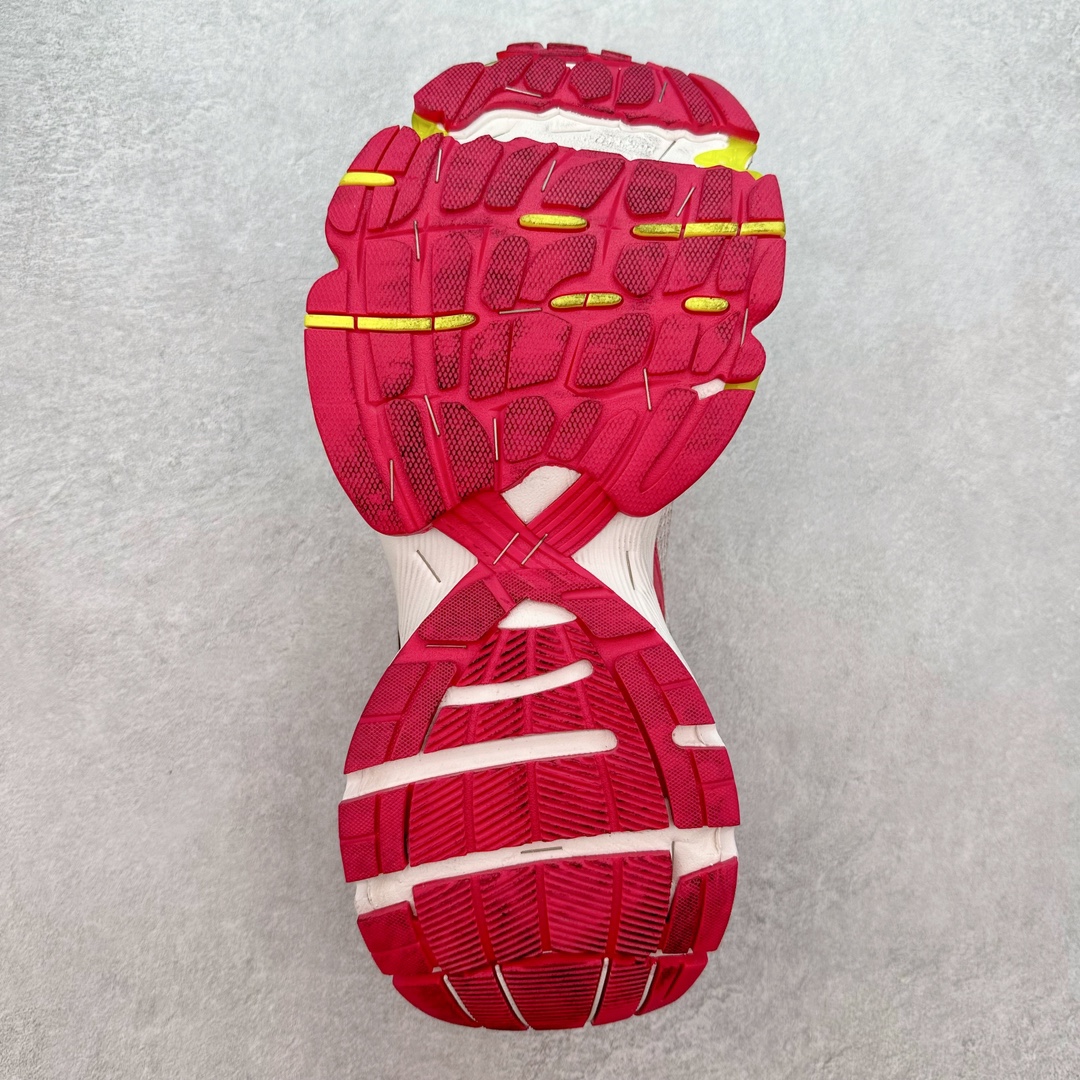 图片[9]-＃JC纯原 BALENCIAGA Stapler Sneakers 巴黎世家订书机鞋网布系带低帮走秀复古老爹鞋 尺码大小一比一还原Zp 区别其他工厂缩小两个号码 全套原纸板楦头开发 最原汁原味的灵魂版型 全鞋荧光划线卡点 胶水把控整洁度追求极致完美 每一双都是工艺品 多重QC质检 超越公司货的品控标准 实实在在的免检产品 原盒原配 正确字体电绣 粗细、位置、大小正确 侧边TPU 透气孔匹配意产原版 正确分离大底 TPU软底 原版一致大底LOGO 立体感十足 原厂皮料水洗做旧 采购原厂网纱 不含皮革 网布材料和聚氨酯 磨损效果 展现品牌对于新潮事物的热情 这款鞋子拥有巨大尺寸和醒目设计 符合当下”老爹鞋”的趋势 鞋子采用银灰配色 营造出低调而不失华丽的效果 10XL的尺码使它成为市场中最显眼的存在 适合追求个性化的人群 Balenciaga始终站在时尚前沿 此次发布的产品再次体现了他们的创新能力 偏大一码 尺码：35 36 37 38 39 40 41 42 43 44 45 46-选品中心