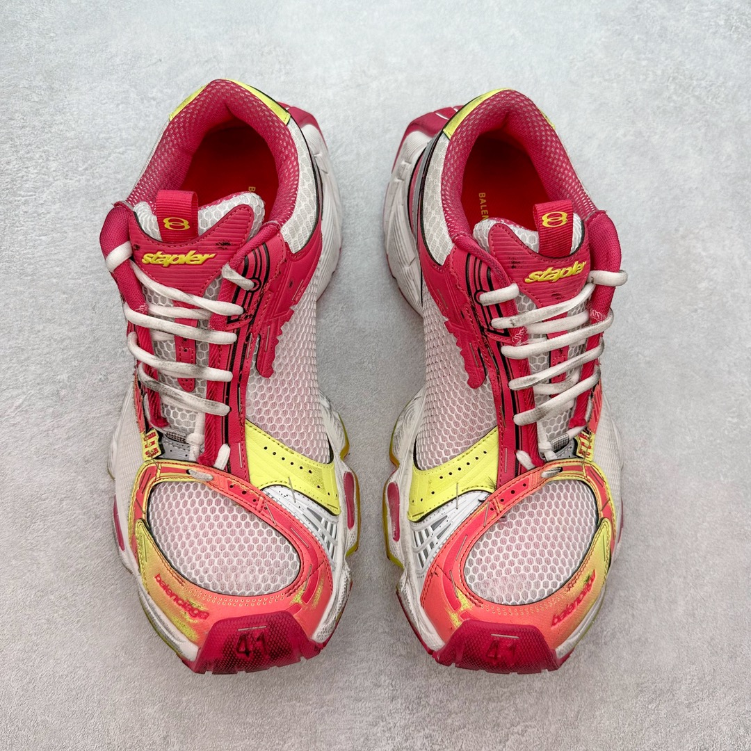 图片[2]-＃JC纯原 BALENCIAGA Stapler Sneakers 巴黎世家订书机鞋网布系带低帮走秀复古老爹鞋 尺码大小一比一还原Zp 区别其他工厂缩小两个号码 全套原纸板楦头开发 最原汁原味的灵魂版型 全鞋荧光划线卡点 胶水把控整洁度追求极致完美 每一双都是工艺品 多重QC质检 超越公司货的品控标准 实实在在的免检产品 原盒原配 正确字体电绣 粗细、位置、大小正确 侧边TPU 透气孔匹配意产原版 正确分离大底 TPU软底 原版一致大底LOGO 立体感十足 原厂皮料水洗做旧 采购原厂网纱 不含皮革 网布材料和聚氨酯 磨损效果 展现品牌对于新潮事物的热情 这款鞋子拥有巨大尺寸和醒目设计 符合当下”老爹鞋”的趋势 鞋子采用银灰配色 营造出低调而不失华丽的效果 10XL的尺码使它成为市场中最显眼的存在 适合追求个性化的人群 Balenciaga始终站在时尚前沿 此次发布的产品再次体现了他们的创新能力 偏大一码 尺码：35 36 37 38 39 40 41 42 43 44 45 46-选品中心