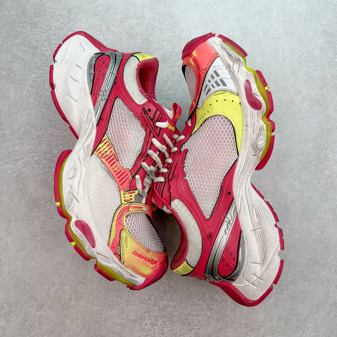 图片[3]-＃JC纯原 BALENCIAGA Stapler Sneakers 巴黎世家订书机鞋网布系带低帮走秀复古老爹鞋 尺码大小一比一还原Zp 区别其他工厂缩小两个号码 全套原纸板楦头开发 最原汁原味的灵魂版型 全鞋荧光划线卡点 胶水把控整洁度追求极致完美 每一双都是工艺品 多重QC质检 超越公司货的品控标准 实实在在的免检产品 原盒原配 正确字体电绣 粗细、位置、大小正确 侧边TPU 透气孔匹配意产原版 正确分离大底 TPU软底 原版一致大底LOGO 立体感十足 原厂皮料水洗做旧 采购原厂网纱 不含皮革 网布材料和聚氨酯 磨损效果 展现品牌对于新潮事物的热情 这款鞋子拥有巨大尺寸和醒目设计 符合当下”老爹鞋”的趋势 鞋子采用银灰配色 营造出低调而不失华丽的效果 10XL的尺码使它成为市场中最显眼的存在 适合追求个性化的人群 Balenciaga始终站在时尚前沿 此次发布的产品再次体现了他们的创新能力 偏大一码 尺码：35 36 37 38 39 40 41 42 43 44 45 46-选品中心