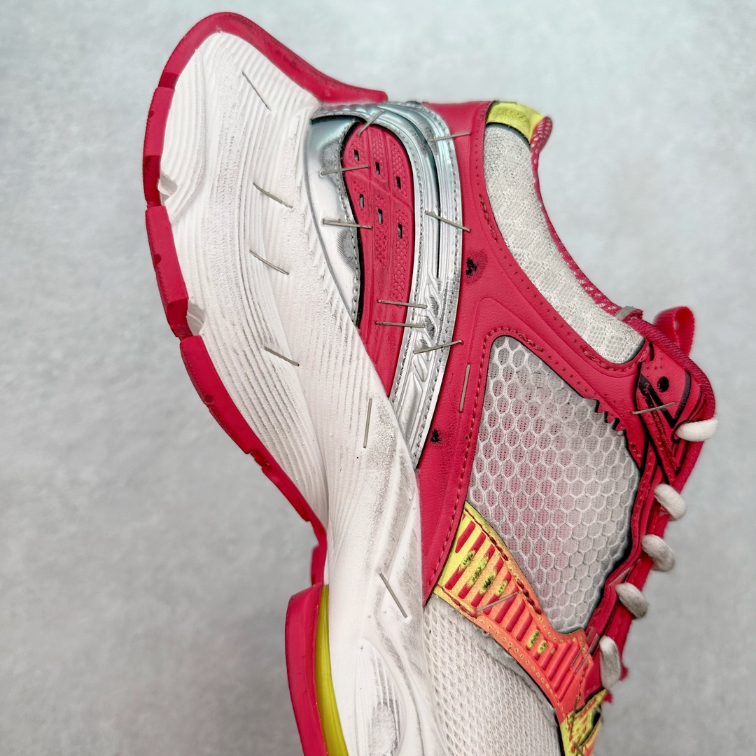 图片[6]-＃JC纯原 BALENCIAGA Stapler Sneakers 巴黎世家订书机鞋网布系带低帮走秀复古老爹鞋 尺码大小一比一还原Zp 区别其他工厂缩小两个号码 全套原纸板楦头开发 最原汁原味的灵魂版型 全鞋荧光划线卡点 胶水把控整洁度追求极致完美 每一双都是工艺品 多重QC质检 超越公司货的品控标准 实实在在的免检产品 原盒原配 正确字体电绣 粗细、位置、大小正确 侧边TPU 透气孔匹配意产原版 正确分离大底 TPU软底 原版一致大底LOGO 立体感十足 原厂皮料水洗做旧 采购原厂网纱 不含皮革 网布材料和聚氨酯 磨损效果 展现品牌对于新潮事物的热情 这款鞋子拥有巨大尺寸和醒目设计 符合当下”老爹鞋”的趋势 鞋子采用银灰配色 营造出低调而不失华丽的效果 10XL的尺码使它成为市场中最显眼的存在 适合追求个性化的人群 Balenciaga始终站在时尚前沿 此次发布的产品再次体现了他们的创新能力 偏大一码 尺码：35 36 37 38 39 40 41 42 43 44 45 46-选品中心