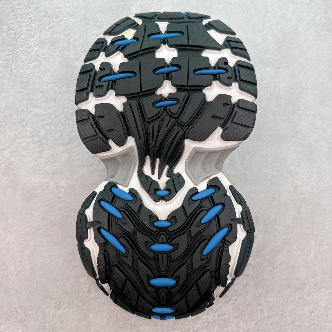 图片[9]-＃JC纯原 BALENCIAGA 10XL Sneakers 巴黎世家十二代网布系带低帮走秀复古老爹鞋 全套原纸板楦头开发 最原汁原味的灵魂版型 全鞋荧光划线卡点 胶水把控整洁度追求极致完美 每一双都是工艺品 多重QC质检 超越公司货的品控标准 实实在在的免检产品 原盒原配 正确字体电绣 粗细、位置、大小正确 侧边TPU 透气孔匹配意产原版 正确分离大底 TPU软底 原版一致大底LOGO 立体感十足 原厂皮料水洗做旧 采购原厂网纱 不含皮革 网布材料和聚氨酯 磨损效果 展现品牌对于新潮事物的热情 这款鞋子拥有巨大尺寸和醒目设计 符合当下”老爹鞋”的趋势 鞋子采用银灰配色 营造出低调而不失华丽的效果 10XL的尺码使它成为市场中最显眼的存在 适合追求个性化的人群 Balenciaga始终站在时尚前沿 此次发布的产品再次体现了他们的创新能力 尺码：35 36 37 38 39 40 41 42 43 44 45 46-选品中心