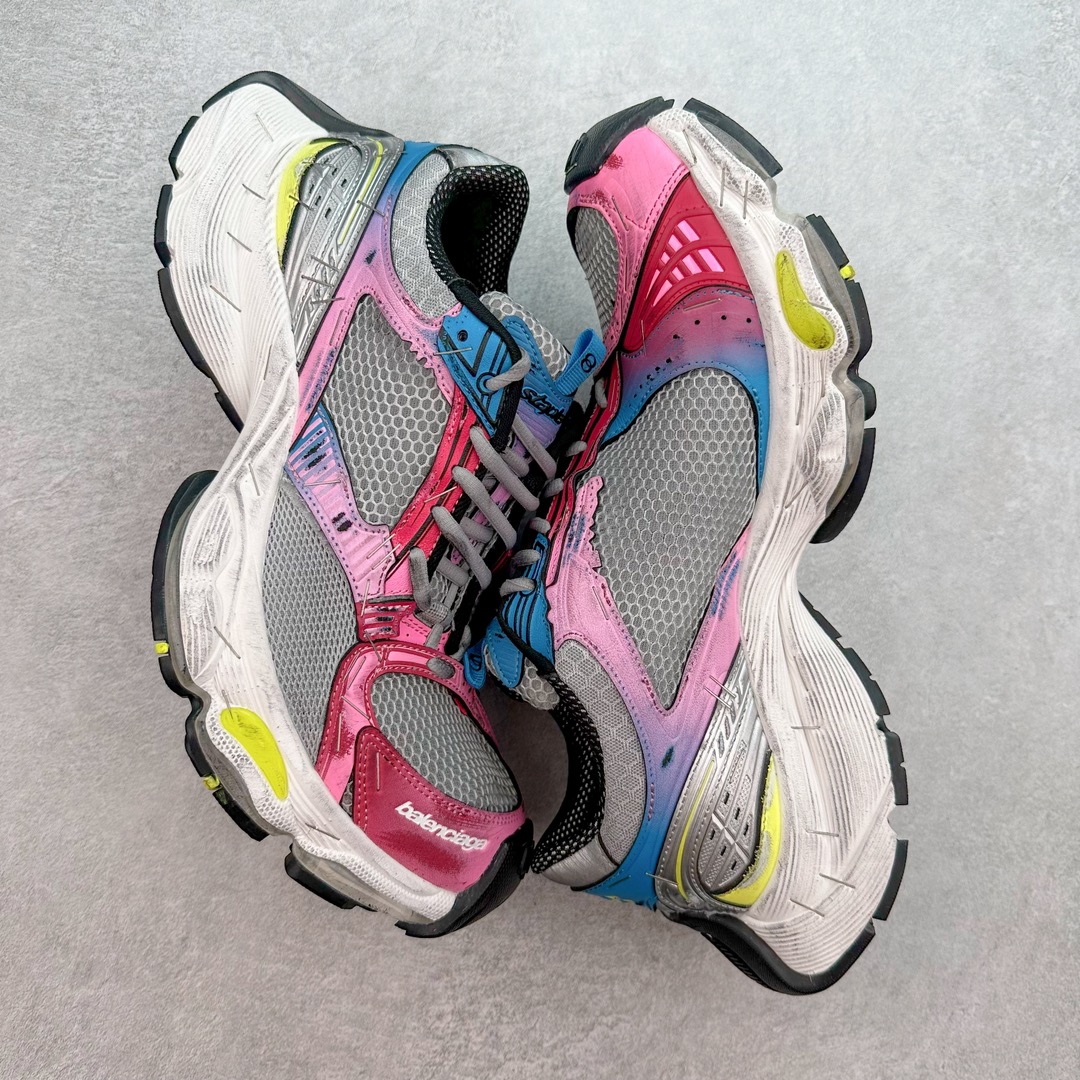 图片[3]-＃JC纯原 BALENCIAGA Stapler Sneakers 巴黎世家订书机鞋网布系带低帮走秀复古老爹鞋 尺码大小一比一还原Zp 区别其他工厂缩小两个号码 全套原纸板楦头开发 最原汁原味的灵魂版型 全鞋荧光划线卡点 胶水把控整洁度追求极致完美 每一双都是工艺品 多重QC质检 超越公司货的品控标准 实实在在的免检产品 原盒原配 正确字体电绣 粗细、位置、大小正确 侧边TPU 透气孔匹配意产原版 正确分离大底 TPU软底 原版一致大底LOGO 立体感十足 原厂皮料水洗做旧 采购原厂网纱 不含皮革 网布材料和聚氨酯 磨损效果 展现品牌对于新潮事物的热情 这款鞋子拥有巨大尺寸和醒目设计 符合当下”老爹鞋”的趋势 鞋子采用银灰配色 营造出低调而不失华丽的效果 10XL的尺码使它成为市场中最显眼的存在 适合追求个性化的人群 Balenciaga始终站在时尚前沿 此次发布的产品再次体现了他们的创新能力 偏大一码 尺码：35 36 37 38 39 40 41 42 43 44 45 46-选品中心