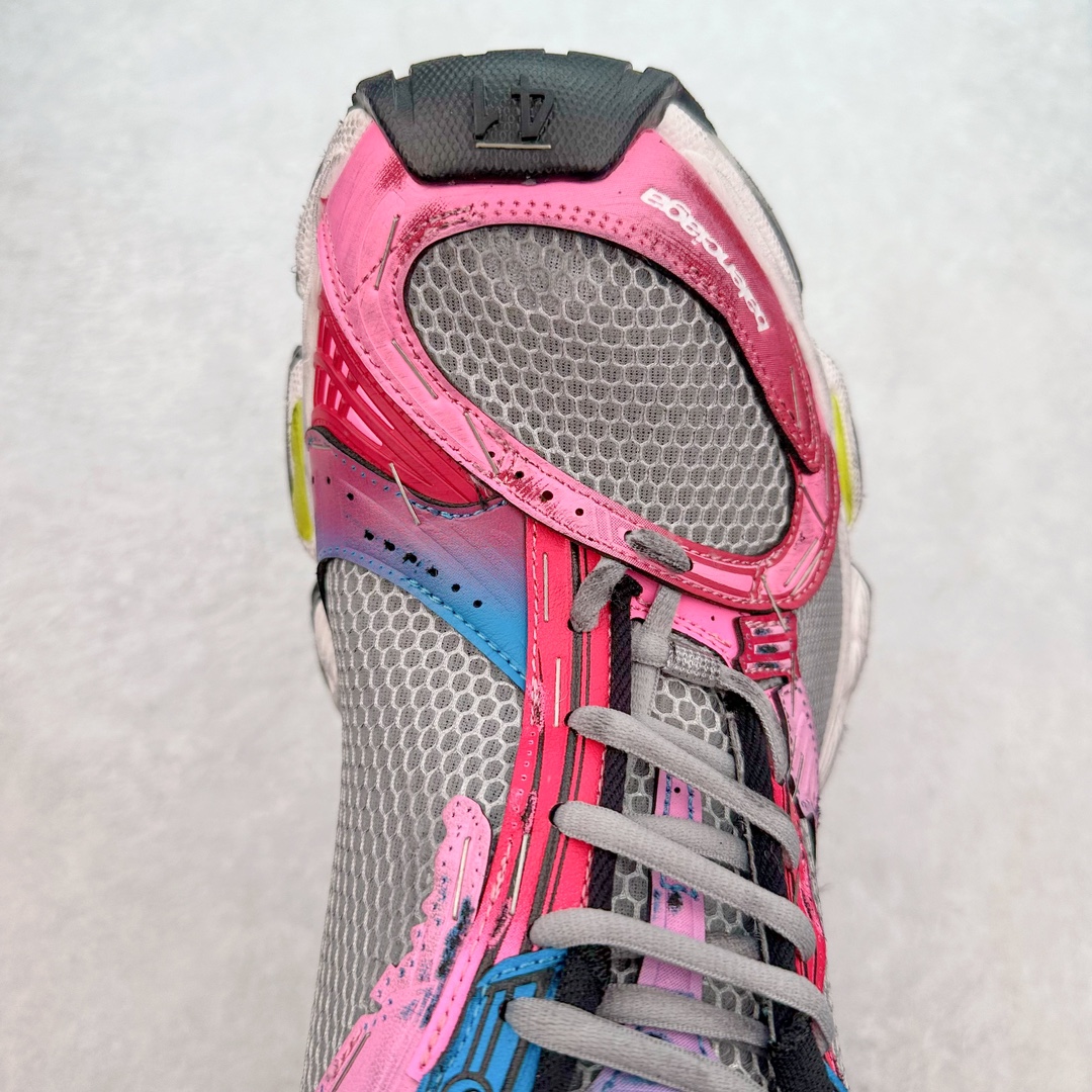 图片[4]-＃JC纯原 BALENCIAGA Stapler Sneakers 巴黎世家订书机鞋网布系带低帮走秀复古老爹鞋 尺码大小一比一还原Zp 区别其他工厂缩小两个号码 全套原纸板楦头开发 最原汁原味的灵魂版型 全鞋荧光划线卡点 胶水把控整洁度追求极致完美 每一双都是工艺品 多重QC质检 超越公司货的品控标准 实实在在的免检产品 原盒原配 正确字体电绣 粗细、位置、大小正确 侧边TPU 透气孔匹配意产原版 正确分离大底 TPU软底 原版一致大底LOGO 立体感十足 原厂皮料水洗做旧 采购原厂网纱 不含皮革 网布材料和聚氨酯 磨损效果 展现品牌对于新潮事物的热情 这款鞋子拥有巨大尺寸和醒目设计 符合当下”老爹鞋”的趋势 鞋子采用银灰配色 营造出低调而不失华丽的效果 10XL的尺码使它成为市场中最显眼的存在 适合追求个性化的人群 Balenciaga始终站在时尚前沿 此次发布的产品再次体现了他们的创新能力 偏大一码 尺码：35 36 37 38 39 40 41 42 43 44 45 46-选品中心