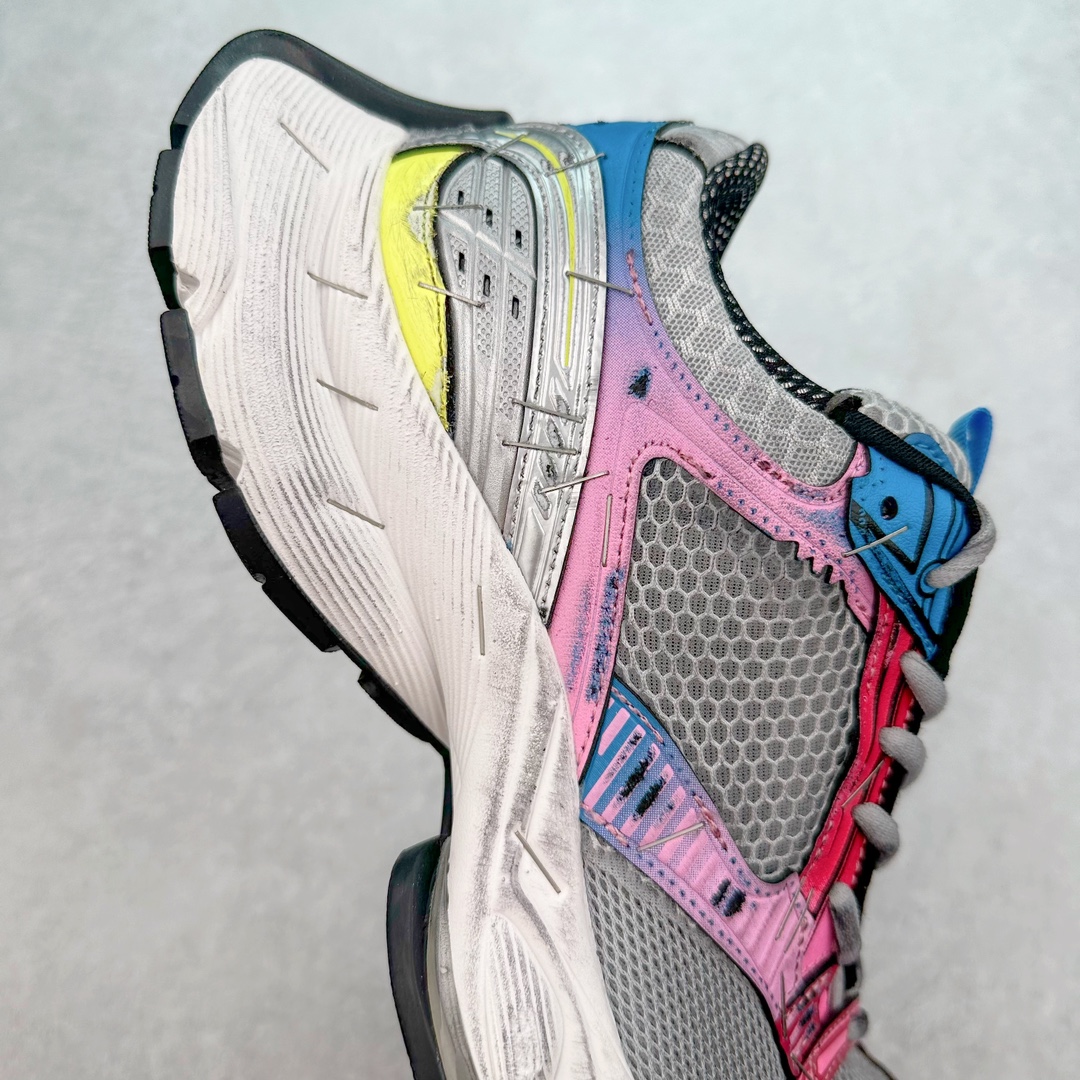 图片[6]-＃JC纯原 BALENCIAGA Stapler Sneakers 巴黎世家订书机鞋网布系带低帮走秀复古老爹鞋 尺码大小一比一还原Zp 区别其他工厂缩小两个号码 全套原纸板楦头开发 最原汁原味的灵魂版型 全鞋荧光划线卡点 胶水把控整洁度追求极致完美 每一双都是工艺品 多重QC质检 超越公司货的品控标准 实实在在的免检产品 原盒原配 正确字体电绣 粗细、位置、大小正确 侧边TPU 透气孔匹配意产原版 正确分离大底 TPU软底 原版一致大底LOGO 立体感十足 原厂皮料水洗做旧 采购原厂网纱 不含皮革 网布材料和聚氨酯 磨损效果 展现品牌对于新潮事物的热情 这款鞋子拥有巨大尺寸和醒目设计 符合当下”老爹鞋”的趋势 鞋子采用银灰配色 营造出低调而不失华丽的效果 10XL的尺码使它成为市场中最显眼的存在 适合追求个性化的人群 Balenciaga始终站在时尚前沿 此次发布的产品再次体现了他们的创新能力 偏大一码 尺码：35 36 37 38 39 40 41 42 43 44 45 46-选品中心