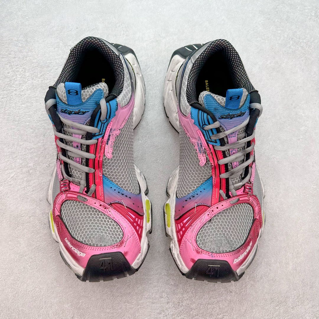 图片[2]-＃JC纯原 BALENCIAGA Stapler Sneakers 巴黎世家订书机鞋网布系带低帮走秀复古老爹鞋 尺码大小一比一还原Zp 区别其他工厂缩小两个号码 全套原纸板楦头开发 最原汁原味的灵魂版型 全鞋荧光划线卡点 胶水把控整洁度追求极致完美 每一双都是工艺品 多重QC质检 超越公司货的品控标准 实实在在的免检产品 原盒原配 正确字体电绣 粗细、位置、大小正确 侧边TPU 透气孔匹配意产原版 正确分离大底 TPU软底 原版一致大底LOGO 立体感十足 原厂皮料水洗做旧 采购原厂网纱 不含皮革 网布材料和聚氨酯 磨损效果 展现品牌对于新潮事物的热情 这款鞋子拥有巨大尺寸和醒目设计 符合当下”老爹鞋”的趋势 鞋子采用银灰配色 营造出低调而不失华丽的效果 10XL的尺码使它成为市场中最显眼的存在 适合追求个性化的人群 Balenciaga始终站在时尚前沿 此次发布的产品再次体现了他们的创新能力 偏大一码 尺码：35 36 37 38 39 40 41 42 43 44 45 46-选品中心