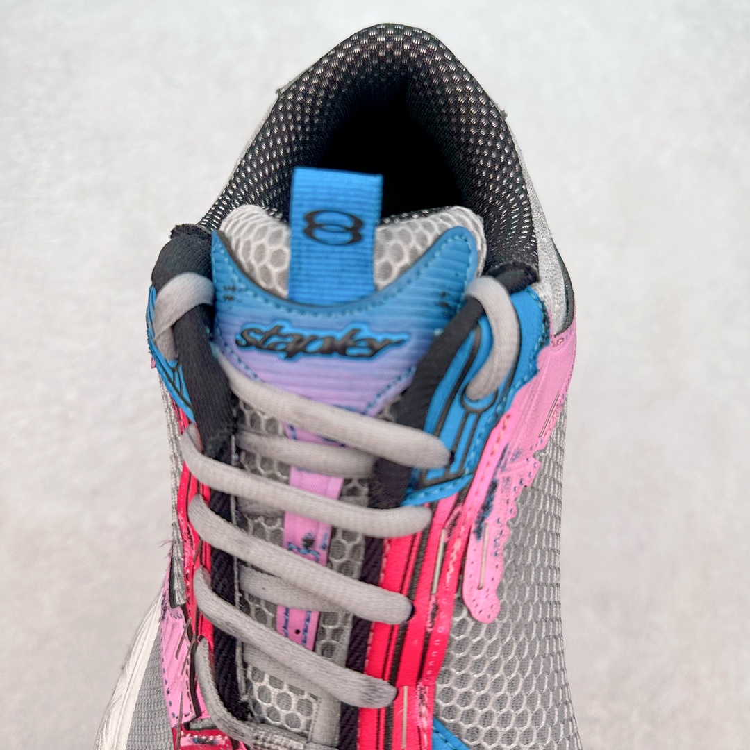 图片[5]-＃JC纯原 BALENCIAGA Stapler Sneakers 巴黎世家订书机鞋网布系带低帮走秀复古老爹鞋 尺码大小一比一还原Zp 区别其他工厂缩小两个号码 全套原纸板楦头开发 最原汁原味的灵魂版型 全鞋荧光划线卡点 胶水把控整洁度追求极致完美 每一双都是工艺品 多重QC质检 超越公司货的品控标准 实实在在的免检产品 原盒原配 正确字体电绣 粗细、位置、大小正确 侧边TPU 透气孔匹配意产原版 正确分离大底 TPU软底 原版一致大底LOGO 立体感十足 原厂皮料水洗做旧 采购原厂网纱 不含皮革 网布材料和聚氨酯 磨损效果 展现品牌对于新潮事物的热情 这款鞋子拥有巨大尺寸和醒目设计 符合当下”老爹鞋”的趋势 鞋子采用银灰配色 营造出低调而不失华丽的效果 10XL的尺码使它成为市场中最显眼的存在 适合追求个性化的人群 Balenciaga始终站在时尚前沿 此次发布的产品再次体现了他们的创新能力 偏大一码 尺码：35 36 37 38 39 40 41 42 43 44 45 46-选品中心