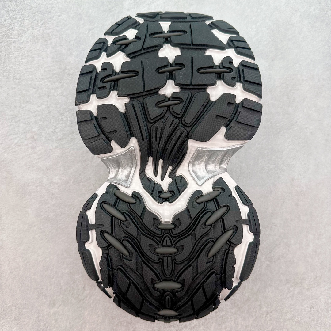 图片[9]-＃JC纯原 BALENCIAGA 10XL Sneakers 巴黎世家十二代网布系带低帮走秀复古老爹鞋 全套原纸板楦头开发 最原汁原味的灵魂版型 全鞋荧光划线卡点 胶水把控整洁度追求极致完美 每一双都是工艺品 多重QC质检 超越公司货的品控标准 实实在在的免检产品 原盒原配 正确字体电绣 粗细、位置、大小正确 侧边TPU 透气孔匹配意产原版 正确分离大底 TPU软底 原版一致大底LOGO 立体感十足 原厂皮料水洗做旧 采购原厂网纱 不含皮革 网布材料和聚氨酯 磨损效果 展现品牌对于新潮事物的热情 这款鞋子拥有巨大尺寸和醒目设计 符合当下”老爹鞋”的趋势 鞋子采用银灰配色 营造出低调而不失华丽的效果 10XL的尺码使它成为市场中最显眼的存在 适合追求个性化的人群 Balenciaga始终站在时尚前沿 此次发布的产品再次体现了他们的创新能力 尺码：35 36 37 38 39 40 41 42 43 44 45 46-选品中心