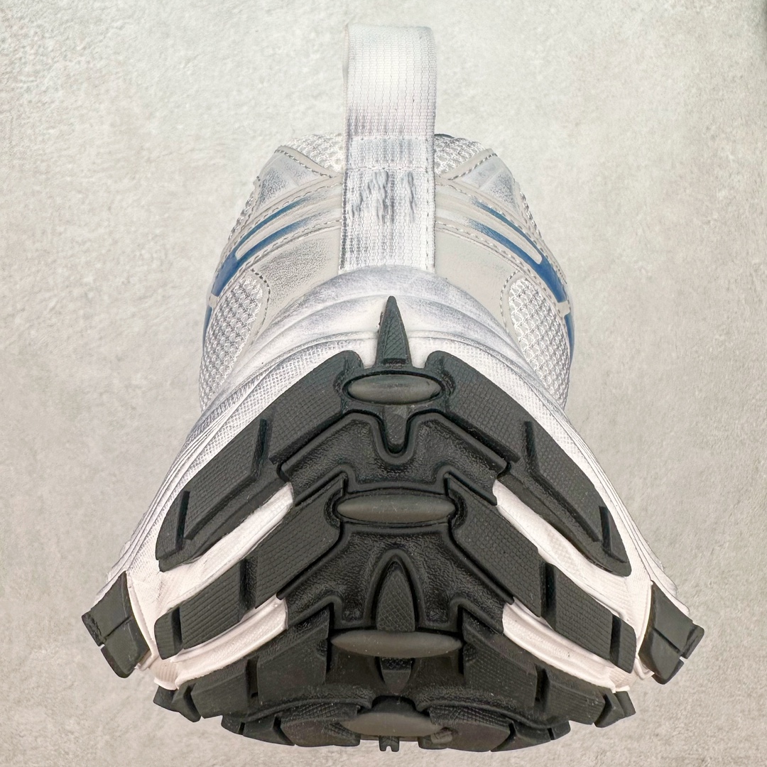 图片[8]-＃JC纯原 BALENCIAGA 10XL Sneakers 巴黎世家十二代网布系带低帮走秀复古老爹鞋 全套原纸板楦头开发 最原汁原味的灵魂版型 全鞋荧光划线卡点 胶水把控整洁度追求极致完美 每一双都是工艺品 多重QC质检 超越公司货的品控标准 实实在在的免检产品 原盒原配 正确字体电绣 粗细、位置、大小正确 侧边TPU 透气孔匹配意产原版 正确分离大底 TPU软底 原版一致大底LOGO 立体感十足 原厂皮料水洗做旧 采购原厂网纱 不含皮革 网布材料和聚氨酯 磨损效果 展现品牌对于新潮事物的热情 这款鞋子拥有巨大尺寸和醒目设计 符合当下”老爹鞋”的趋势 鞋子采用银灰配色 营造出低调而不失华丽的效果 10XL的尺码使它成为市场中最显眼的存在 适合追求个性化的人群 Balenciaga始终站在时尚前沿 此次发布的产品再次体现了他们的创新能力 尺码：35 36 37 38 39 40 41 42 43 44 45 46-选品中心