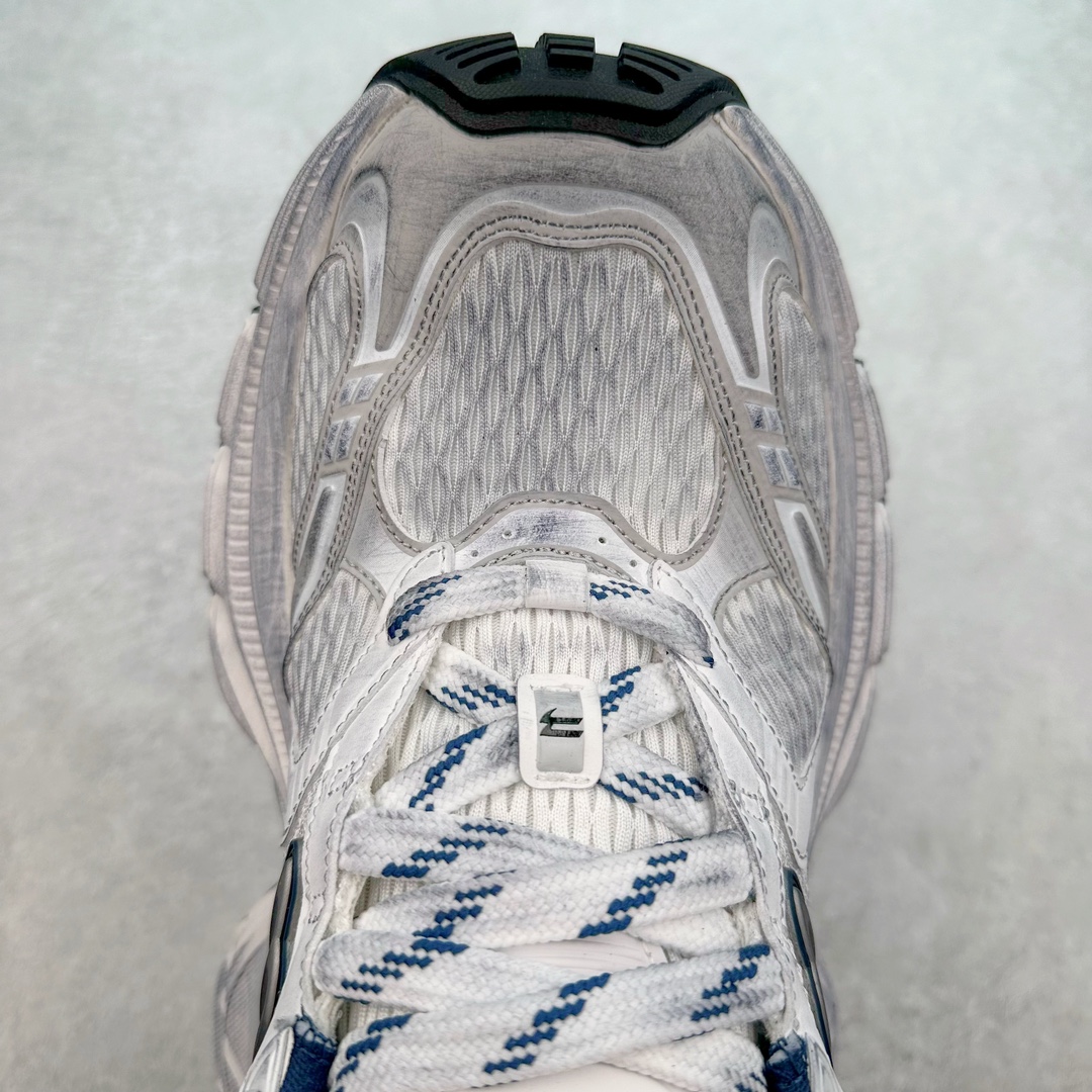 图片[4]-＃JC纯原 BALENCIAGA 10XL Sneakers 巴黎世家十二代网布系带低帮走秀复古老爹鞋 全套原纸板楦头开发 最原汁原味的灵魂版型 全鞋荧光划线卡点 胶水把控整洁度追求极致完美 每一双都是工艺品 多重QC质检 超越公司货的品控标准 实实在在的免检产品 原盒原配 正确字体电绣 粗细、位置、大小正确 侧边TPU 透气孔匹配意产原版 正确分离大底 TPU软底 原版一致大底LOGO 立体感十足 原厂皮料水洗做旧 采购原厂网纱 不含皮革 网布材料和聚氨酯 磨损效果 展现品牌对于新潮事物的热情 这款鞋子拥有巨大尺寸和醒目设计 符合当下”老爹鞋”的趋势 鞋子采用银灰配色 营造出低调而不失华丽的效果 10XL的尺码使它成为市场中最显眼的存在 适合追求个性化的人群 Balenciaga始终站在时尚前沿 此次发布的产品再次体现了他们的创新能力 尺码：35 36 37 38 39 40 41 42 43 44 45 46-选品中心