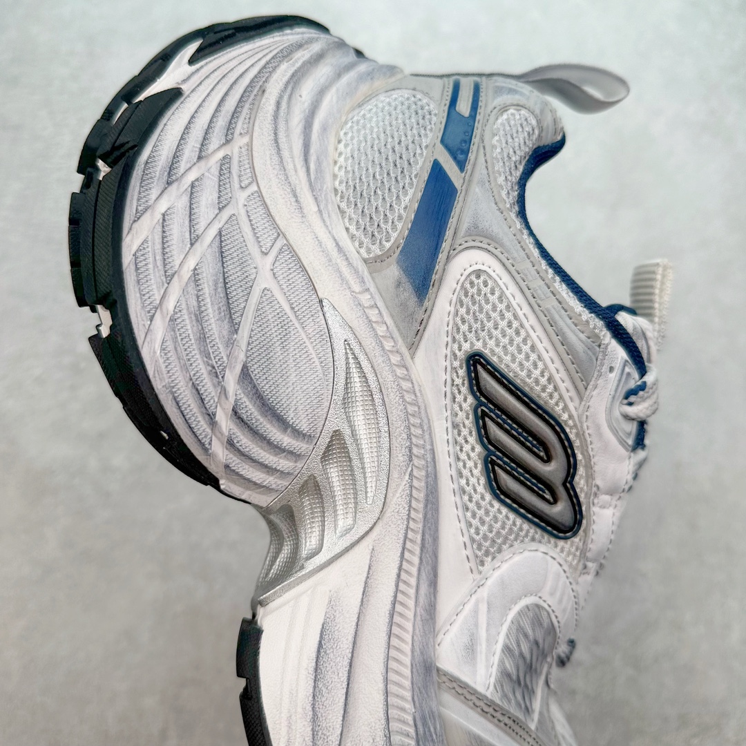 图片[6]-＃JC纯原 BALENCIAGA 10XL Sneakers 巴黎世家十二代网布系带低帮走秀复古老爹鞋 全套原纸板楦头开发 最原汁原味的灵魂版型 全鞋荧光划线卡点 胶水把控整洁度追求极致完美 每一双都是工艺品 多重QC质检 超越公司货的品控标准 实实在在的免检产品 原盒原配 正确字体电绣 粗细、位置、大小正确 侧边TPU 透气孔匹配意产原版 正确分离大底 TPU软底 原版一致大底LOGO 立体感十足 原厂皮料水洗做旧 采购原厂网纱 不含皮革 网布材料和聚氨酯 磨损效果 展现品牌对于新潮事物的热情 这款鞋子拥有巨大尺寸和醒目设计 符合当下”老爹鞋”的趋势 鞋子采用银灰配色 营造出低调而不失华丽的效果 10XL的尺码使它成为市场中最显眼的存在 适合追求个性化的人群 Balenciaga始终站在时尚前沿 此次发布的产品再次体现了他们的创新能力 尺码：35 36 37 38 39 40 41 42 43 44 45 46-选品中心