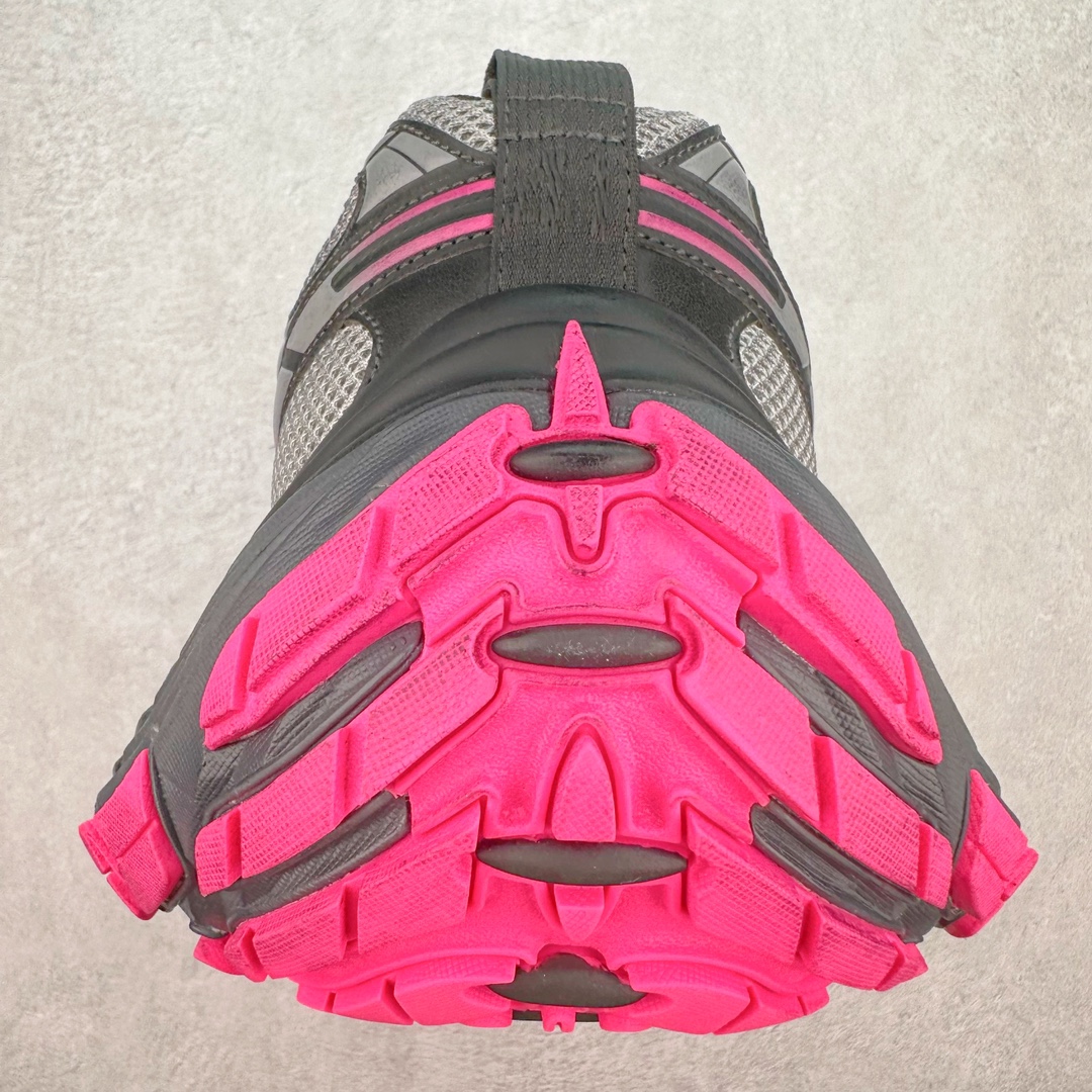 图片[8]-＃JC纯原 BALENCIAGA 10XL Sneakers 巴黎世家十二代网布系带低帮走秀复古老爹鞋 全套原纸板楦头开发 最原汁原味的灵魂版型 全鞋荧光划线卡点 胶水把控整洁度追求极致完美 每一双都是工艺品 多重QC质检 超越公司货的品控标准 实实在在的免检产品 原盒原配 正确字体电绣 粗细、位置、大小正确 侧边TPU 透气孔匹配意产原版 正确分离大底 TPU软底 原版一致大底LOGO 立体感十足 原厂皮料水洗做旧 采购原厂网纱 不含皮革 网布材料和聚氨酯 磨损效果 展现品牌对于新潮事物的热情 这款鞋子拥有巨大尺寸和醒目设计 符合当下”老爹鞋”的趋势 鞋子采用银灰配色 营造出低调而不失华丽的效果 10XL的尺码使它成为市场中最显眼的存在 适合追求个性化的人群 Balenciaga始终站在时尚前沿 此次发布的产品再次体现了他们的创新能力 尺码：35 36 37 38 39 40 41 42 43 44 45 46-选品中心