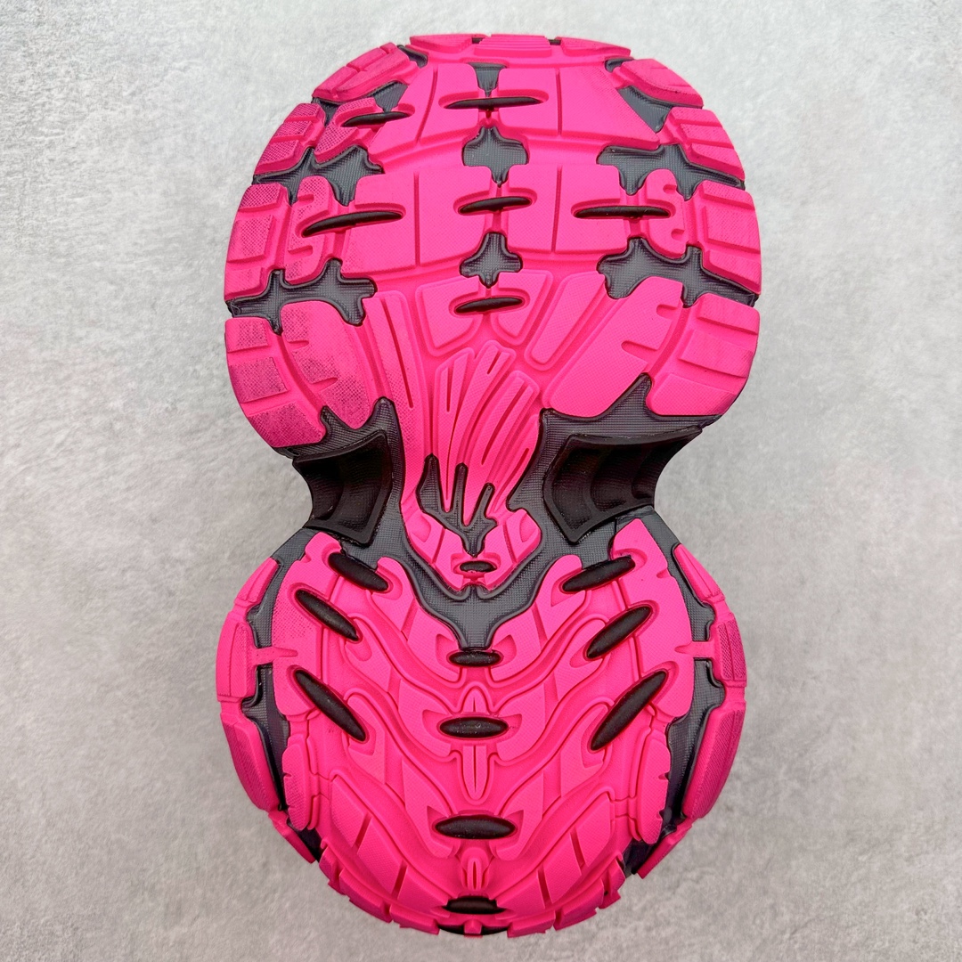 图片[9]-＃JC纯原 BALENCIAGA 10XL Sneakers 巴黎世家十二代网布系带低帮走秀复古老爹鞋 全套原纸板楦头开发 最原汁原味的灵魂版型 全鞋荧光划线卡点 胶水把控整洁度追求极致完美 每一双都是工艺品 多重QC质检 超越公司货的品控标准 实实在在的免检产品 原盒原配 正确字体电绣 粗细、位置、大小正确 侧边TPU 透气孔匹配意产原版 正确分离大底 TPU软底 原版一致大底LOGO 立体感十足 原厂皮料水洗做旧 采购原厂网纱 不含皮革 网布材料和聚氨酯 磨损效果 展现品牌对于新潮事物的热情 这款鞋子拥有巨大尺寸和醒目设计 符合当下”老爹鞋”的趋势 鞋子采用银灰配色 营造出低调而不失华丽的效果 10XL的尺码使它成为市场中最显眼的存在 适合追求个性化的人群 Balenciaga始终站在时尚前沿 此次发布的产品再次体现了他们的创新能力 尺码：35 36 37 38 39 40 41 42 43 44 45 46-选品中心