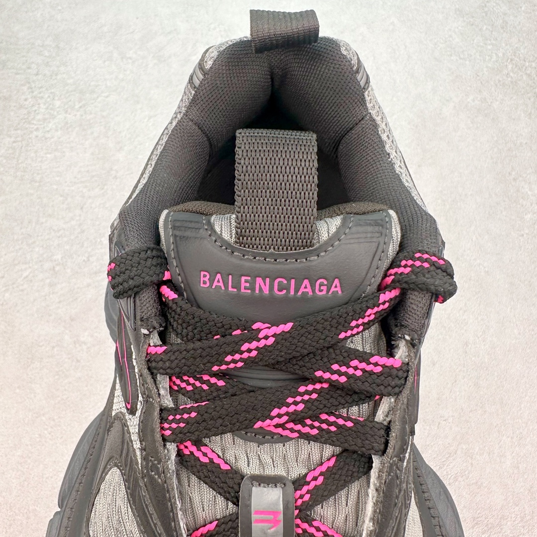图片[5]-＃JC纯原 BALENCIAGA 10XL Sneakers 巴黎世家十二代网布系带低帮走秀复古老爹鞋 全套原纸板楦头开发 最原汁原味的灵魂版型 全鞋荧光划线卡点 胶水把控整洁度追求极致完美 每一双都是工艺品 多重QC质检 超越公司货的品控标准 实实在在的免检产品 原盒原配 正确字体电绣 粗细、位置、大小正确 侧边TPU 透气孔匹配意产原版 正确分离大底 TPU软底 原版一致大底LOGO 立体感十足 原厂皮料水洗做旧 采购原厂网纱 不含皮革 网布材料和聚氨酯 磨损效果 展现品牌对于新潮事物的热情 这款鞋子拥有巨大尺寸和醒目设计 符合当下”老爹鞋”的趋势 鞋子采用银灰配色 营造出低调而不失华丽的效果 10XL的尺码使它成为市场中最显眼的存在 适合追求个性化的人群 Balenciaga始终站在时尚前沿 此次发布的产品再次体现了他们的创新能力 尺码：35 36 37 38 39 40 41 42 43 44 45 46-选品中心