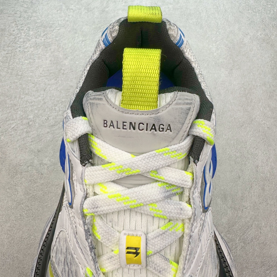 图片[5]-＃JC纯原 BALENCIAGA 10XL Sneakers 巴黎世家十二代网布系带低帮走秀复古老爹鞋 全套原纸板楦头开发 最原汁原味的灵魂版型 全鞋荧光划线卡点 胶水把控整洁度追求极致完美 每一双都是工艺品 多重QC质检 超越公司货的品控标准 实实在在的免检产品 原盒原配 正确字体电绣 粗细、位置、大小正确 侧边TPU 透气孔匹配意产原版 正确分离大底 TPU软底 原版一致大底LOGO 立体感十足 原厂皮料水洗做旧 采购原厂网纱 不含皮革 网布材料和聚氨酯 磨损效果 展现品牌对于新潮事物的热情 这款鞋子拥有巨大尺寸和醒目设计 符合当下”老爹鞋”的趋势 鞋子采用银灰配色 营造出低调而不失华丽的效果 10XL的尺码使它成为市场中最显眼的存在 适合追求个性化的人群 Balenciaga始终站在时尚前沿 此次发布的产品再次体现了他们的创新能力 尺码：35 36 37 38 39 40 41 42 43 44 45 46-选品中心