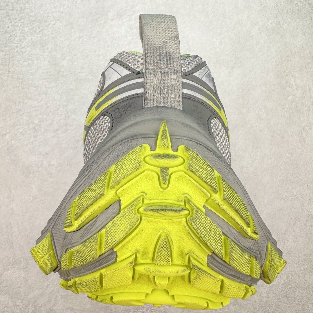 图片[8]-＃JC纯原 BALENCIAGA 10XL Sneakers 巴黎世家十二代网布系带低帮走秀复古老爹鞋 全套原纸板楦头开发 最原汁原味的灵魂版型 全鞋荧光划线卡点 胶水把控整洁度追求极致完美 每一双都是工艺品 多重QC质检 超越公司货的品控标准 实实在在的免检产品 原盒原配 正确字体电绣 粗细、位置、大小正确 侧边TPU 透气孔匹配意产原版 正确分离大底 TPU软底 原版一致大底LOGO 立体感十足 原厂皮料水洗做旧 采购原厂网纱 不含皮革 网布材料和聚氨酯 磨损效果 展现品牌对于新潮事物的热情 这款鞋子拥有巨大尺寸和醒目设计 符合当下”老爹鞋”的趋势 鞋子采用银灰配色 营造出低调而不失华丽的效果 10XL的尺码使它成为市场中最显眼的存在 适合追求个性化的人群 Balenciaga始终站在时尚前沿 此次发布的产品再次体现了他们的创新能力 尺码：35 36 37 38 39 40 41 42 43 44 45 46-选品中心