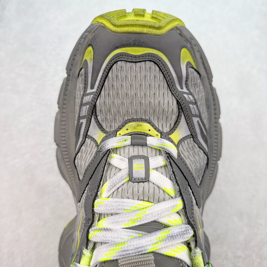 图片[4]-＃JC纯原 BALENCIAGA 10XL Sneakers 巴黎世家十二代网布系带低帮走秀复古老爹鞋 全套原纸板楦头开发 最原汁原味的灵魂版型 全鞋荧光划线卡点 胶水把控整洁度追求极致完美 每一双都是工艺品 多重QC质检 超越公司货的品控标准 实实在在的免检产品 原盒原配 正确字体电绣 粗细、位置、大小正确 侧边TPU 透气孔匹配意产原版 正确分离大底 TPU软底 原版一致大底LOGO 立体感十足 原厂皮料水洗做旧 采购原厂网纱 不含皮革 网布材料和聚氨酯 磨损效果 展现品牌对于新潮事物的热情 这款鞋子拥有巨大尺寸和醒目设计 符合当下”老爹鞋”的趋势 鞋子采用银灰配色 营造出低调而不失华丽的效果 10XL的尺码使它成为市场中最显眼的存在 适合追求个性化的人群 Balenciaga始终站在时尚前沿 此次发布的产品再次体现了他们的创新能力 尺码：35 36 37 38 39 40 41 42 43 44 45 46-选品中心