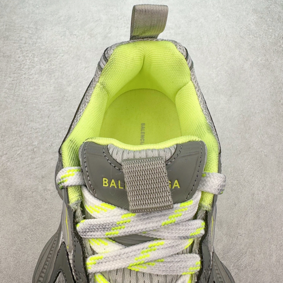 图片[5]-＃JC纯原 BALENCIAGA 10XL Sneakers 巴黎世家十二代网布系带低帮走秀复古老爹鞋 全套原纸板楦头开发 最原汁原味的灵魂版型 全鞋荧光划线卡点 胶水把控整洁度追求极致完美 每一双都是工艺品 多重QC质检 超越公司货的品控标准 实实在在的免检产品 原盒原配 正确字体电绣 粗细、位置、大小正确 侧边TPU 透气孔匹配意产原版 正确分离大底 TPU软底 原版一致大底LOGO 立体感十足 原厂皮料水洗做旧 采购原厂网纱 不含皮革 网布材料和聚氨酯 磨损效果 展现品牌对于新潮事物的热情 这款鞋子拥有巨大尺寸和醒目设计 符合当下”老爹鞋”的趋势 鞋子采用银灰配色 营造出低调而不失华丽的效果 10XL的尺码使它成为市场中最显眼的存在 适合追求个性化的人群 Balenciaga始终站在时尚前沿 此次发布的产品再次体现了他们的创新能力 尺码：35 36 37 38 39 40 41 42 43 44 45 46-选品中心