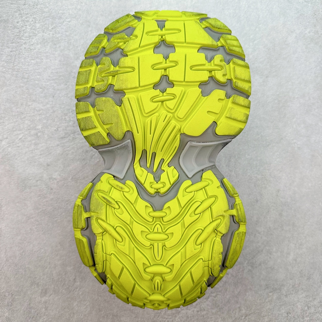 图片[9]-＃JC纯原 BALENCIAGA 10XL Sneakers 巴黎世家十二代网布系带低帮走秀复古老爹鞋 全套原纸板楦头开发 最原汁原味的灵魂版型 全鞋荧光划线卡点 胶水把控整洁度追求极致完美 每一双都是工艺品 多重QC质检 超越公司货的品控标准 实实在在的免检产品 原盒原配 正确字体电绣 粗细、位置、大小正确 侧边TPU 透气孔匹配意产原版 正确分离大底 TPU软底 原版一致大底LOGO 立体感十足 原厂皮料水洗做旧 采购原厂网纱 不含皮革 网布材料和聚氨酯 磨损效果 展现品牌对于新潮事物的热情 这款鞋子拥有巨大尺寸和醒目设计 符合当下”老爹鞋”的趋势 鞋子采用银灰配色 营造出低调而不失华丽的效果 10XL的尺码使它成为市场中最显眼的存在 适合追求个性化的人群 Balenciaga始终站在时尚前沿 此次发布的产品再次体现了他们的创新能力 尺码：35 36 37 38 39 40 41 42 43 44 45 46-选品中心