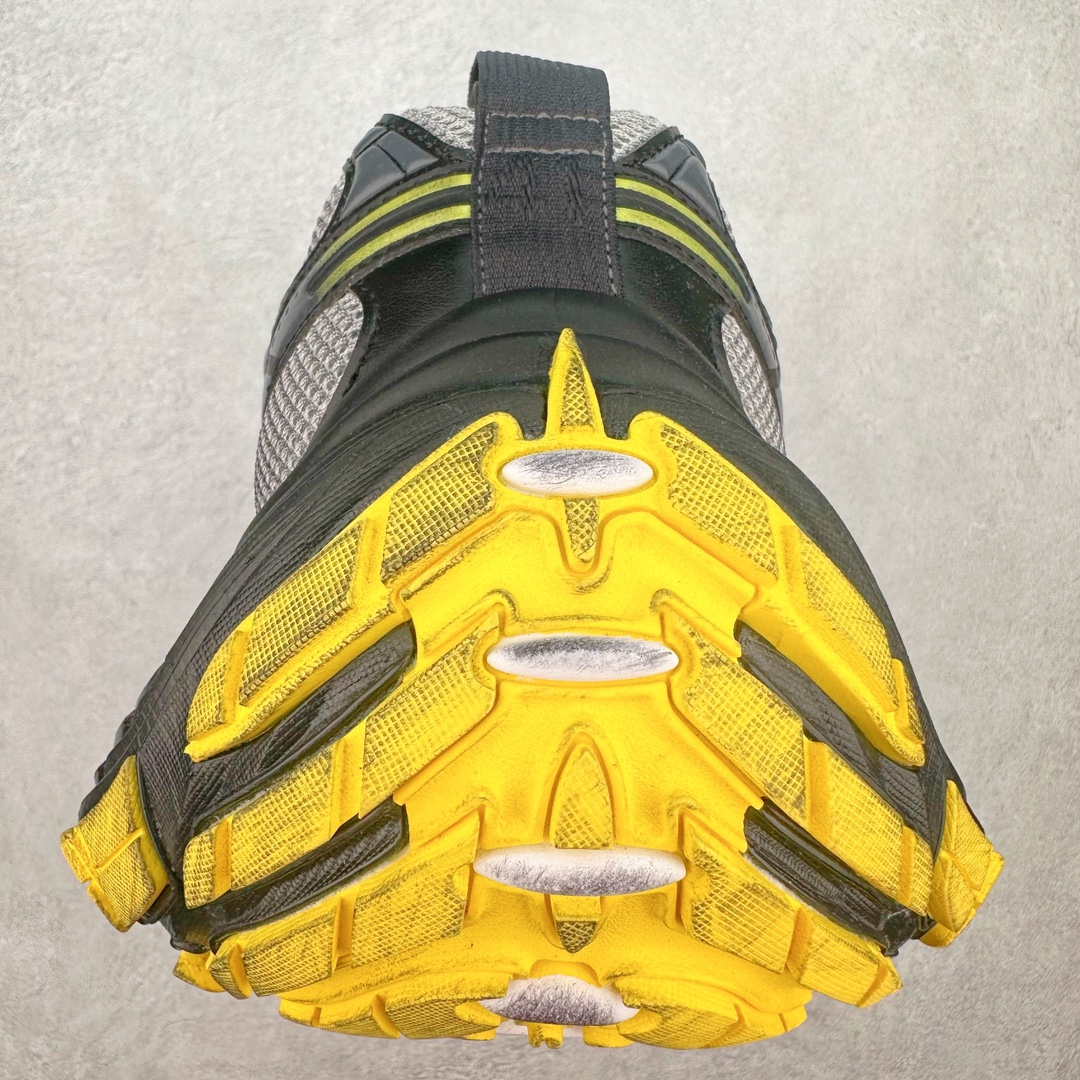 图片[8]-＃JC纯原 BALENCIAGA 10XL Sneakers 巴黎世家十二代网布系带低帮走秀复古老爹鞋 全套原纸板楦头开发 最原汁原味的灵魂版型 全鞋荧光划线卡点 胶水把控整洁度追求极致完美 每一双都是工艺品 多重QC质检 超越公司货的品控标准 实实在在的免检产品 原盒原配 正确字体电绣 粗细、位置、大小正确 侧边TPU 透气孔匹配意产原版 正确分离大底 TPU软底 原版一致大底LOGO 立体感十足 原厂皮料水洗做旧 采购原厂网纱 不含皮革 网布材料和聚氨酯 磨损效果 展现品牌对于新潮事物的热情 这款鞋子拥有巨大尺寸和醒目设计 符合当下”老爹鞋”的趋势 鞋子采用银灰配色 营造出低调而不失华丽的效果 10XL的尺码使它成为市场中最显眼的存在 适合追求个性化的人群 Balenciaga始终站在时尚前沿 此次发布的产品再次体现了他们的创新能力 尺码：35 36 37 38 39 40 41 42 43 44 45 46-选品中心