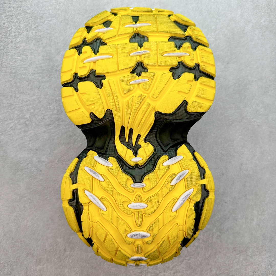 图片[9]-＃JC纯原 BALENCIAGA 10XL Sneakers 巴黎世家十二代网布系带低帮走秀复古老爹鞋 全套原纸板楦头开发 最原汁原味的灵魂版型 全鞋荧光划线卡点 胶水把控整洁度追求极致完美 每一双都是工艺品 多重QC质检 超越公司货的品控标准 实实在在的免检产品 原盒原配 正确字体电绣 粗细、位置、大小正确 侧边TPU 透气孔匹配意产原版 正确分离大底 TPU软底 原版一致大底LOGO 立体感十足 原厂皮料水洗做旧 采购原厂网纱 不含皮革 网布材料和聚氨酯 磨损效果 展现品牌对于新潮事物的热情 这款鞋子拥有巨大尺寸和醒目设计 符合当下”老爹鞋”的趋势 鞋子采用银灰配色 营造出低调而不失华丽的效果 10XL的尺码使它成为市场中最显眼的存在 适合追求个性化的人群 Balenciaga始终站在时尚前沿 此次发布的产品再次体现了他们的创新能力 尺码：35 36 37 38 39 40 41 42 43 44 45 46-选品中心