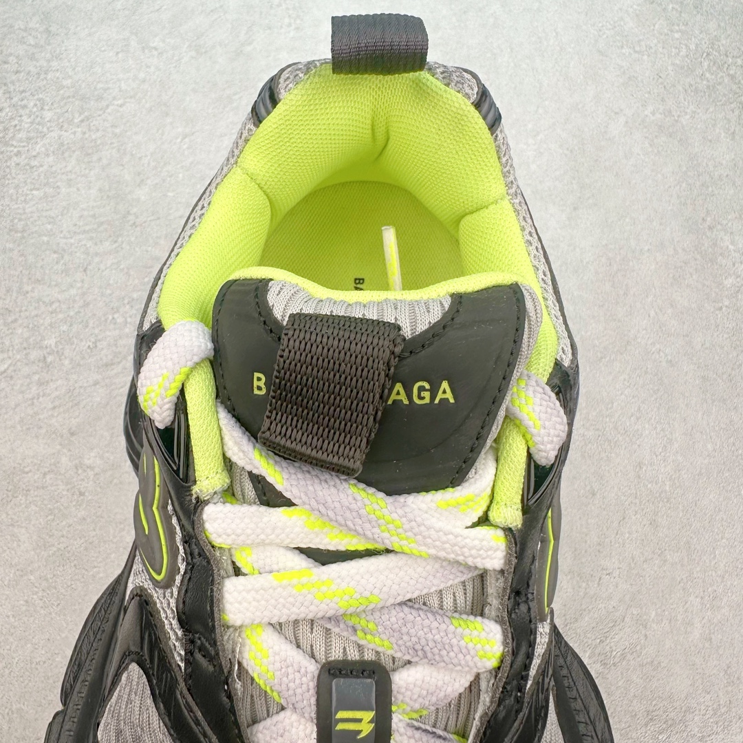 图片[5]-＃JC纯原 BALENCIAGA 10XL Sneakers 巴黎世家十二代网布系带低帮走秀复古老爹鞋 全套原纸板楦头开发 最原汁原味的灵魂版型 全鞋荧光划线卡点 胶水把控整洁度追求极致完美 每一双都是工艺品 多重QC质检 超越公司货的品控标准 实实在在的免检产品 原盒原配 正确字体电绣 粗细、位置、大小正确 侧边TPU 透气孔匹配意产原版 正确分离大底 TPU软底 原版一致大底LOGO 立体感十足 原厂皮料水洗做旧 采购原厂网纱 不含皮革 网布材料和聚氨酯 磨损效果 展现品牌对于新潮事物的热情 这款鞋子拥有巨大尺寸和醒目设计 符合当下”老爹鞋”的趋势 鞋子采用银灰配色 营造出低调而不失华丽的效果 10XL的尺码使它成为市场中最显眼的存在 适合追求个性化的人群 Balenciaga始终站在时尚前沿 此次发布的产品再次体现了他们的创新能力 尺码：35 36 37 38 39 40 41 42 43 44 45 46-选品中心