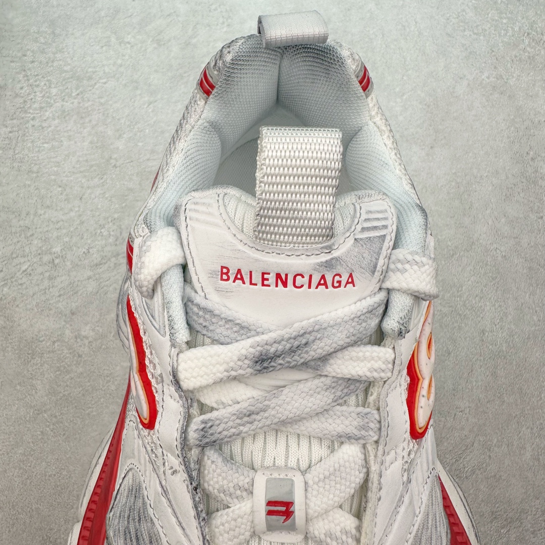 图片[5]-＃JC纯原 BALENCIAGA 10XL Sneakers 巴黎世家十二代网布系带低帮走秀复古老爹鞋 全套原纸板楦头开发 最原汁原味的灵魂版型 全鞋荧光划线卡点 胶水把控整洁度追求极致完美 每一双都是工艺品 多重QC质检 超越公司货的品控标准 实实在在的免检产品 原盒原配 正确字体电绣 粗细、位置、大小正确 侧边TPU 透气孔匹配意产原版 正确分离大底 TPU软底 原版一致大底LOGO 立体感十足 原厂皮料水洗做旧 采购原厂网纱 不含皮革 网布材料和聚氨酯 磨损效果 展现品牌对于新潮事物的热情 这款鞋子拥有巨大尺寸和醒目设计 符合当下”老爹鞋”的趋势 鞋子采用银灰配色 营造出低调而不失华丽的效果 10XL的尺码使它成为市场中最显眼的存在 适合追求个性化的人群 Balenciaga始终站在时尚前沿 此次发布的产品再次体现了他们的创新能力 尺码：35 36 37 38 39 40 41 42 43 44 45 46-选品中心