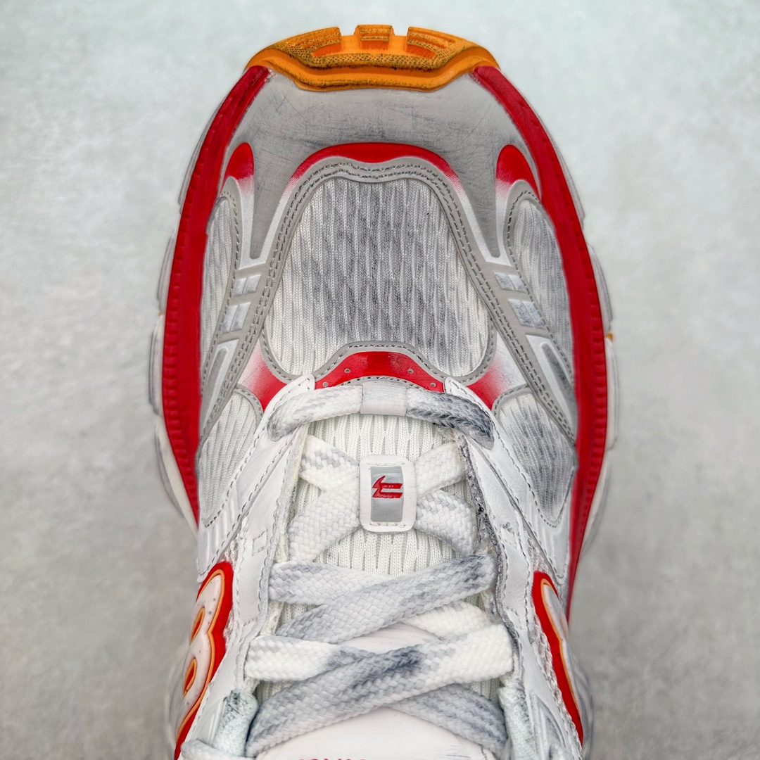 图片[4]-＃JC纯原 BALENCIAGA 10XL Sneakers 巴黎世家十二代网布系带低帮走秀复古老爹鞋 全套原纸板楦头开发 最原汁原味的灵魂版型 全鞋荧光划线卡点 胶水把控整洁度追求极致完美 每一双都是工艺品 多重QC质检 超越公司货的品控标准 实实在在的免检产品 原盒原配 正确字体电绣 粗细、位置、大小正确 侧边TPU 透气孔匹配意产原版 正确分离大底 TPU软底 原版一致大底LOGO 立体感十足 原厂皮料水洗做旧 采购原厂网纱 不含皮革 网布材料和聚氨酯 磨损效果 展现品牌对于新潮事物的热情 这款鞋子拥有巨大尺寸和醒目设计 符合当下”老爹鞋”的趋势 鞋子采用银灰配色 营造出低调而不失华丽的效果 10XL的尺码使它成为市场中最显眼的存在 适合追求个性化的人群 Balenciaga始终站在时尚前沿 此次发布的产品再次体现了他们的创新能力 尺码：35 36 37 38 39 40 41 42 43 44 45 46-选品中心