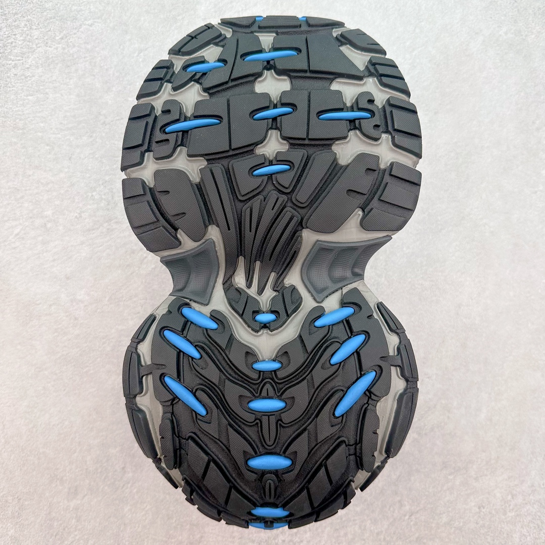 图片[9]-＃JC纯原 BALENCIAGA 10XL Sneakers 巴黎世家十二代网布系带低帮走秀复古老爹鞋 全套原纸板楦头开发 最原汁原味的灵魂版型 全鞋荧光划线卡点 胶水把控整洁度追求极致完美 每一双都是工艺品 多重QC质检 超越公司货的品控标准 实实在在的免检产品 原盒原配 正确字体电绣 粗细、位置、大小正确 侧边TPU 透气孔匹配意产原版 正确分离大底 TPU软底 原版一致大底LOGO 立体感十足 原厂皮料水洗做旧 采购原厂网纱 不含皮革 网布材料和聚氨酯 磨损效果 展现品牌对于新潮事物的热情 这款鞋子拥有巨大尺寸和醒目设计 符合当下”老爹鞋”的趋势 鞋子采用银灰配色 营造出低调而不失华丽的效果 10XL的尺码使它成为市场中最显眼的存在 适合追求个性化的人群 Balenciaga始终站在时尚前沿 此次发布的产品再次体现了他们的创新能力 尺码：35 36 37 38 39 40 41 42 43 44 45 46-选品中心