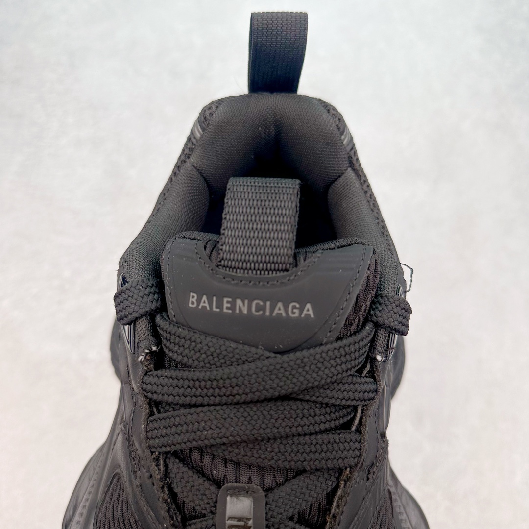 图片[5]-＃JC纯原 BALENCIAGA 10XL Sneakers 巴黎世家十二代网布系带低帮走秀复古老爹鞋 全套原纸板楦头开发 最原汁原味的灵魂版型 全鞋荧光划线卡点 胶水把控整洁度追求极致完美 每一双都是工艺品 多重QC质检 超越公司货的品控标准 实实在在的免检产品 原盒原配 正确字体电绣 粗细、位置、大小正确 侧边TPU 透气孔匹配意产原版 正确分离大底 TPU软底 原版一致大底LOGO 立体感十足 原厂皮料水洗做旧 采购原厂网纱 不含皮革 网布材料和聚氨酯 磨损效果 展现品牌对于新潮事物的热情 这款鞋子拥有巨大尺寸和醒目设计 符合当下”老爹鞋”的趋势 鞋子采用银灰配色 营造出低调而不失华丽的效果 10XL的尺码使它成为市场中最显眼的存在 适合追求个性化的人群 Balenciaga始终站在时尚前沿 此次发布的产品再次体现了他们的创新能力 尺码：35 36 37 38 39 40 41 42 43 44 45 46-选品中心