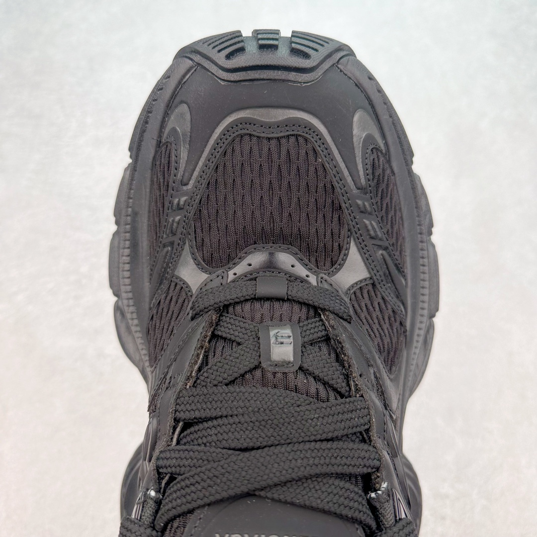 图片[4]-＃JC纯原 BALENCIAGA 10XL Sneakers 巴黎世家十二代网布系带低帮走秀复古老爹鞋 全套原纸板楦头开发 最原汁原味的灵魂版型 全鞋荧光划线卡点 胶水把控整洁度追求极致完美 每一双都是工艺品 多重QC质检 超越公司货的品控标准 实实在在的免检产品 原盒原配 正确字体电绣 粗细、位置、大小正确 侧边TPU 透气孔匹配意产原版 正确分离大底 TPU软底 原版一致大底LOGO 立体感十足 原厂皮料水洗做旧 采购原厂网纱 不含皮革 网布材料和聚氨酯 磨损效果 展现品牌对于新潮事物的热情 这款鞋子拥有巨大尺寸和醒目设计 符合当下”老爹鞋”的趋势 鞋子采用银灰配色 营造出低调而不失华丽的效果 10XL的尺码使它成为市场中最显眼的存在 适合追求个性化的人群 Balenciaga始终站在时尚前沿 此次发布的产品再次体现了他们的创新能力 尺码：35 36 37 38 39 40 41 42 43 44 45 46-选品中心