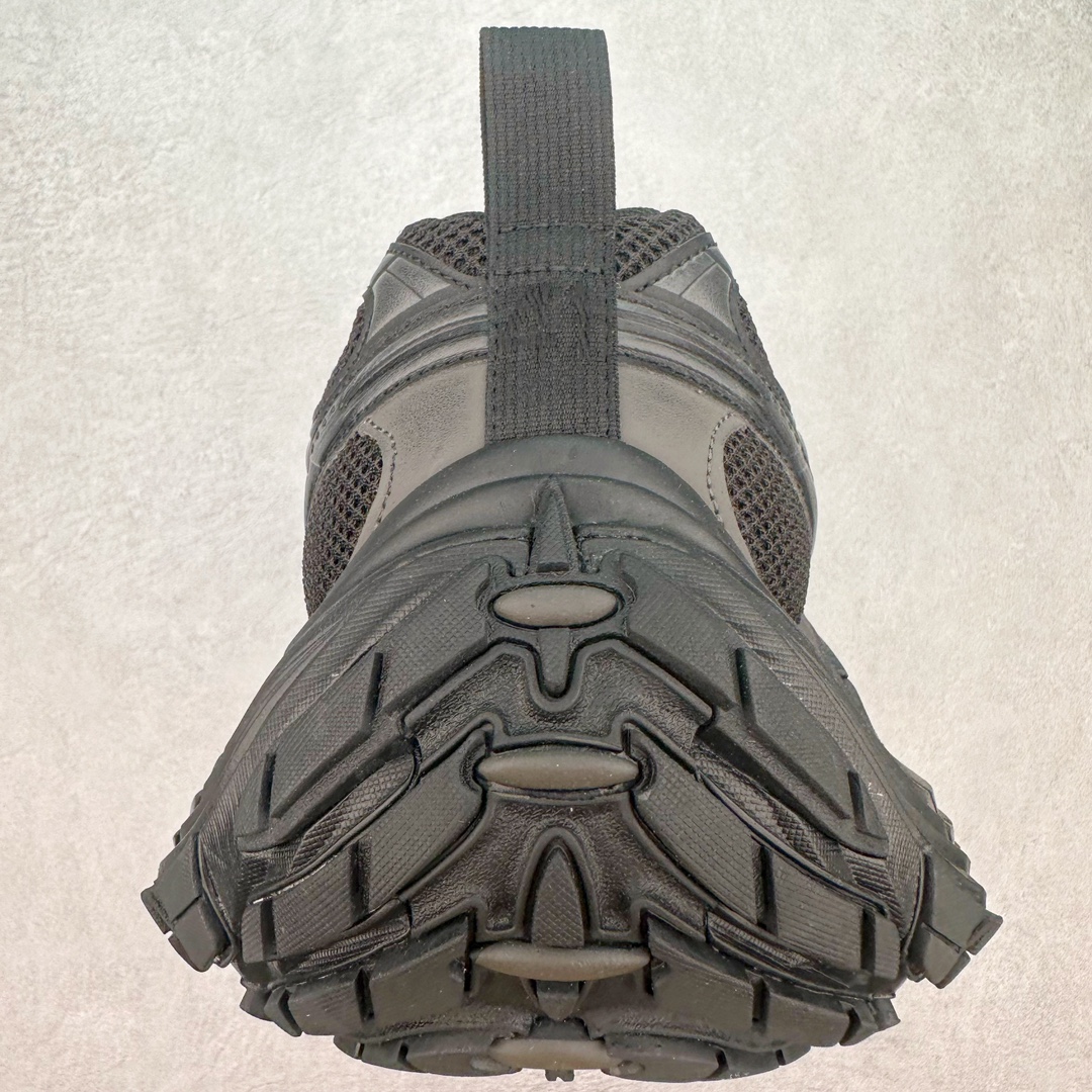 图片[8]-＃JC纯原 BALENCIAGA 10XL Sneakers 巴黎世家十二代网布系带低帮走秀复古老爹鞋 全套原纸板楦头开发 最原汁原味的灵魂版型 全鞋荧光划线卡点 胶水把控整洁度追求极致完美 每一双都是工艺品 多重QC质检 超越公司货的品控标准 实实在在的免检产品 原盒原配 正确字体电绣 粗细、位置、大小正确 侧边TPU 透气孔匹配意产原版 正确分离大底 TPU软底 原版一致大底LOGO 立体感十足 原厂皮料水洗做旧 采购原厂网纱 不含皮革 网布材料和聚氨酯 磨损效果 展现品牌对于新潮事物的热情 这款鞋子拥有巨大尺寸和醒目设计 符合当下”老爹鞋”的趋势 鞋子采用银灰配色 营造出低调而不失华丽的效果 10XL的尺码使它成为市场中最显眼的存在 适合追求个性化的人群 Balenciaga始终站在时尚前沿 此次发布的产品再次体现了他们的创新能力 尺码：35 36 37 38 39 40 41 42 43 44 45 46-选品中心