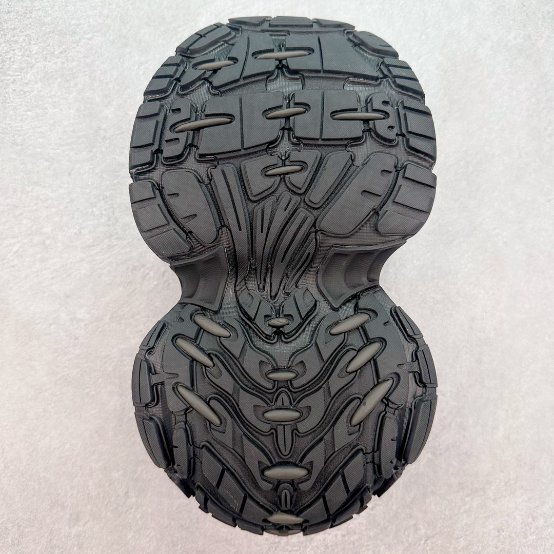 图片[9]-＃JC纯原 BALENCIAGA 10XL Sneakers 巴黎世家十二代网布系带低帮走秀复古老爹鞋 全套原纸板楦头开发 最原汁原味的灵魂版型 全鞋荧光划线卡点 胶水把控整洁度追求极致完美 每一双都是工艺品 多重QC质检 超越公司货的品控标准 实实在在的免检产品 原盒原配 正确字体电绣 粗细、位置、大小正确 侧边TPU 透气孔匹配意产原版 正确分离大底 TPU软底 原版一致大底LOGO 立体感十足 原厂皮料水洗做旧 采购原厂网纱 不含皮革 网布材料和聚氨酯 磨损效果 展现品牌对于新潮事物的热情 这款鞋子拥有巨大尺寸和醒目设计 符合当下”老爹鞋”的趋势 鞋子采用银灰配色 营造出低调而不失华丽的效果 10XL的尺码使它成为市场中最显眼的存在 适合追求个性化的人群 Balenciaga始终站在时尚前沿 此次发布的产品再次体现了他们的创新能力 尺码：35 36 37 38 39 40 41 42 43 44 45 46-选品中心