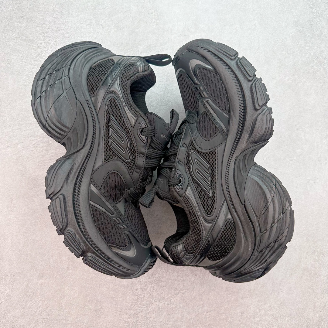 图片[3]-＃JC纯原 BALENCIAGA 10XL Sneakers 巴黎世家十二代网布系带低帮走秀复古老爹鞋 全套原纸板楦头开发 最原汁原味的灵魂版型 全鞋荧光划线卡点 胶水把控整洁度追求极致完美 每一双都是工艺品 多重QC质检 超越公司货的品控标准 实实在在的免检产品 原盒原配 正确字体电绣 粗细、位置、大小正确 侧边TPU 透气孔匹配意产原版 正确分离大底 TPU软底 原版一致大底LOGO 立体感十足 原厂皮料水洗做旧 采购原厂网纱 不含皮革 网布材料和聚氨酯 磨损效果 展现品牌对于新潮事物的热情 这款鞋子拥有巨大尺寸和醒目设计 符合当下”老爹鞋”的趋势 鞋子采用银灰配色 营造出低调而不失华丽的效果 10XL的尺码使它成为市场中最显眼的存在 适合追求个性化的人群 Balenciaga始终站在时尚前沿 此次发布的产品再次体现了他们的创新能力 尺码：35 36 37 38 39 40 41 42 43 44 45 46-选品中心