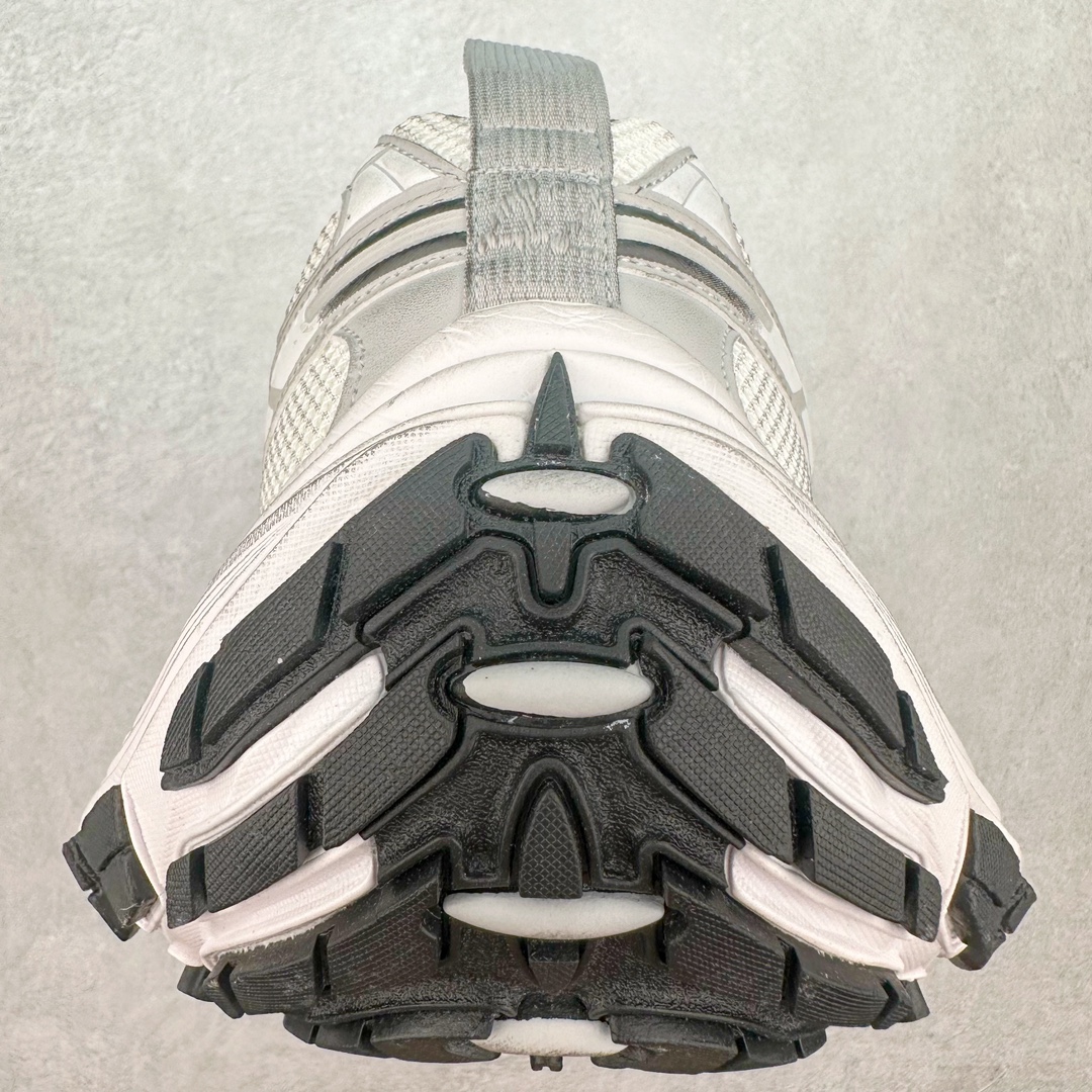 图片[8]-＃JC纯原 BALENCIAGA 10XL Sneakers 巴黎世家十二代网布系带低帮走秀复古老爹鞋 全套原纸板楦头开发 最原汁原味的灵魂版型 全鞋荧光划线卡点 胶水把控整洁度追求极致完美 每一双都是工艺品 多重QC质检 超越公司货的品控标准 实实在在的免检产品 原盒原配 正确字体电绣 粗细、位置、大小正确 侧边TPU 透气孔匹配意产原版 正确分离大底 TPU软底 原版一致大底LOGO 立体感十足 原厂皮料水洗做旧 采购原厂网纱 不含皮革 网布材料和聚氨酯 磨损效果 展现品牌对于新潮事物的热情 这款鞋子拥有巨大尺寸和醒目设计 符合当下”老爹鞋”的趋势 鞋子采用银灰配色 营造出低调而不失华丽的效果 10XL的尺码使它成为市场中最显眼的存在 适合追求个性化的人群 Balenciaga始终站在时尚前沿 此次发布的产品再次体现了他们的创新能力 尺码：35 36 37 38 39 40 41 42 43 44 45 46-选品中心