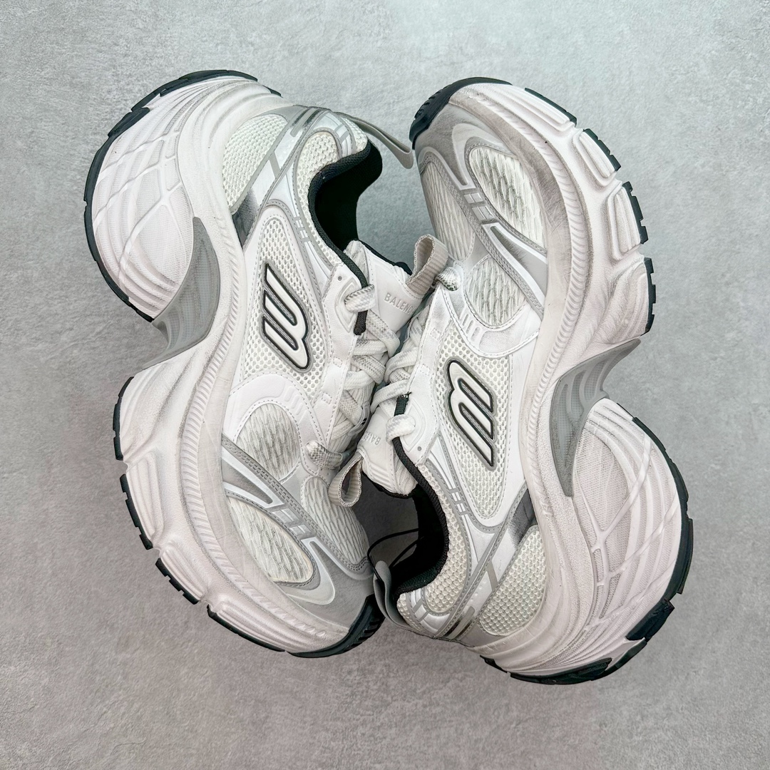 图片[3]-＃JC纯原 BALENCIAGA 10XL Sneakers 巴黎世家十二代网布系带低帮走秀复古老爹鞋 全套原纸板楦头开发 最原汁原味的灵魂版型 全鞋荧光划线卡点 胶水把控整洁度追求极致完美 每一双都是工艺品 多重QC质检 超越公司货的品控标准 实实在在的免检产品 原盒原配 正确字体电绣 粗细、位置、大小正确 侧边TPU 透气孔匹配意产原版 正确分离大底 TPU软底 原版一致大底LOGO 立体感十足 原厂皮料水洗做旧 采购原厂网纱 不含皮革 网布材料和聚氨酯 磨损效果 展现品牌对于新潮事物的热情 这款鞋子拥有巨大尺寸和醒目设计 符合当下”老爹鞋”的趋势 鞋子采用银灰配色 营造出低调而不失华丽的效果 10XL的尺码使它成为市场中最显眼的存在 适合追求个性化的人群 Balenciaga始终站在时尚前沿 此次发布的产品再次体现了他们的创新能力 尺码：35 36 37 38 39 40 41 42 43 44 45 46-选品中心