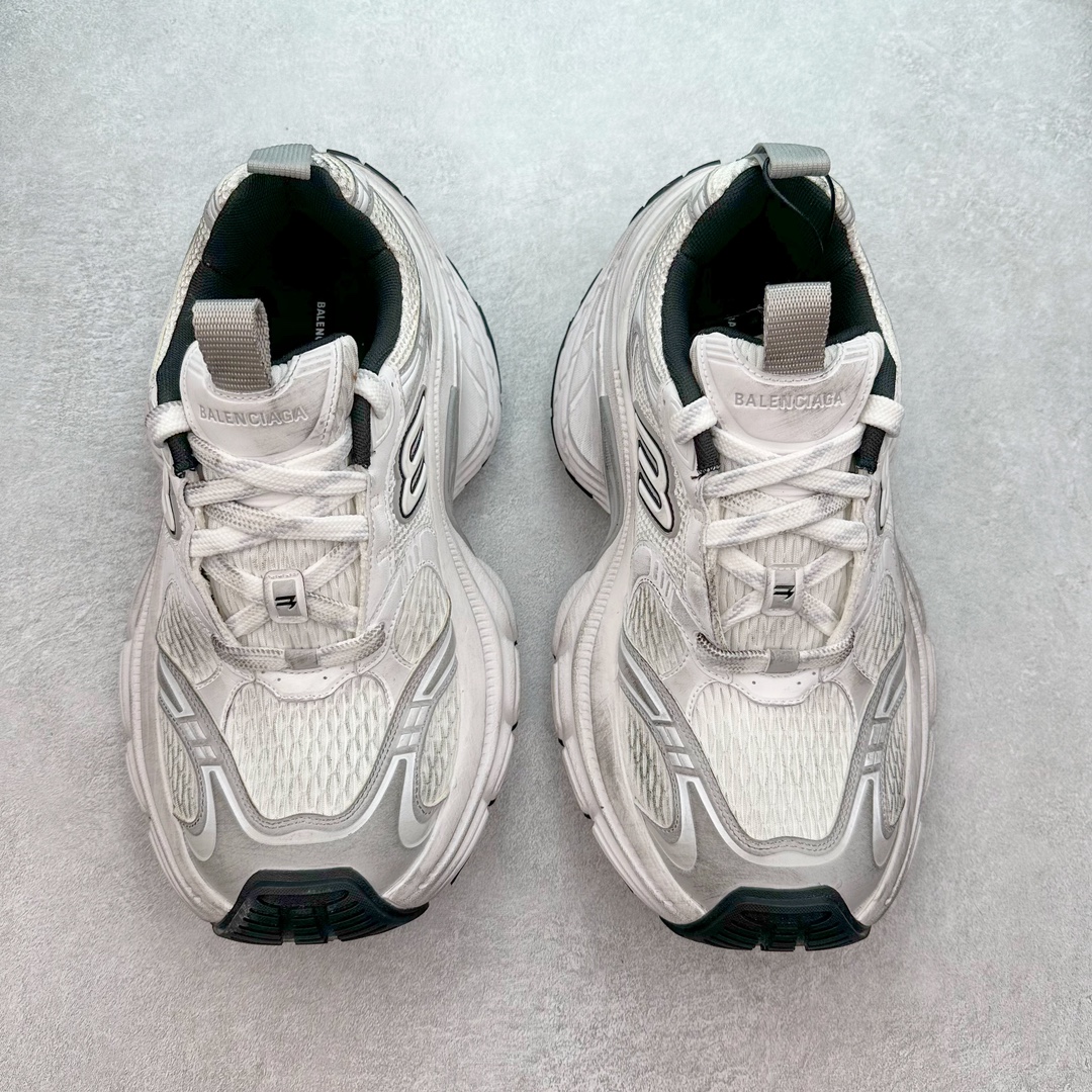 图片[2]-＃JC纯原 BALENCIAGA 10XL Sneakers 巴黎世家十二代网布系带低帮走秀复古老爹鞋 全套原纸板楦头开发 最原汁原味的灵魂版型 全鞋荧光划线卡点 胶水把控整洁度追求极致完美 每一双都是工艺品 多重QC质检 超越公司货的品控标准 实实在在的免检产品 原盒原配 正确字体电绣 粗细、位置、大小正确 侧边TPU 透气孔匹配意产原版 正确分离大底 TPU软底 原版一致大底LOGO 立体感十足 原厂皮料水洗做旧 采购原厂网纱 不含皮革 网布材料和聚氨酯 磨损效果 展现品牌对于新潮事物的热情 这款鞋子拥有巨大尺寸和醒目设计 符合当下”老爹鞋”的趋势 鞋子采用银灰配色 营造出低调而不失华丽的效果 10XL的尺码使它成为市场中最显眼的存在 适合追求个性化的人群 Balenciaga始终站在时尚前沿 此次发布的产品再次体现了他们的创新能力 尺码：35 36 37 38 39 40 41 42 43 44 45 46-选品中心