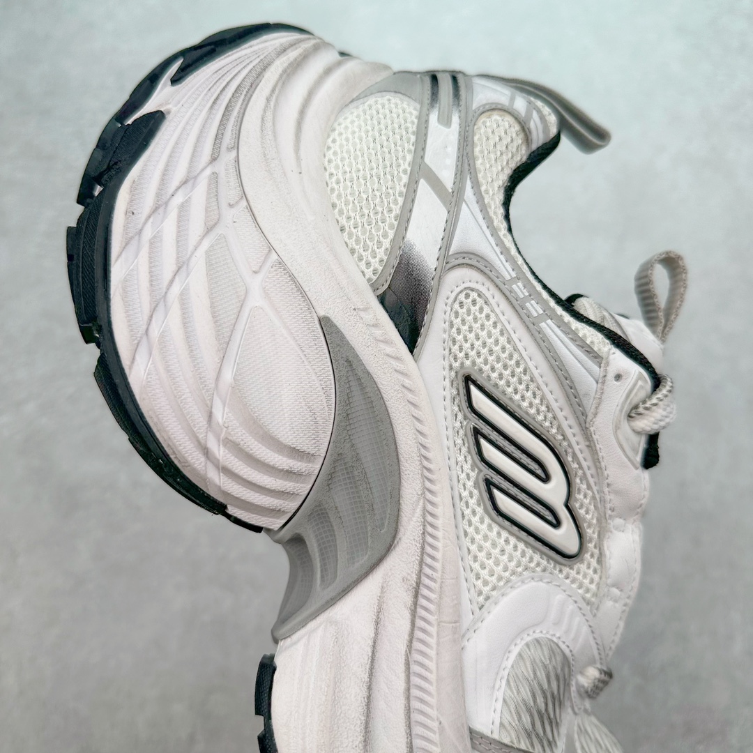 图片[6]-＃JC纯原 BALENCIAGA 10XL Sneakers 巴黎世家十二代网布系带低帮走秀复古老爹鞋 全套原纸板楦头开发 最原汁原味的灵魂版型 全鞋荧光划线卡点 胶水把控整洁度追求极致完美 每一双都是工艺品 多重QC质检 超越公司货的品控标准 实实在在的免检产品 原盒原配 正确字体电绣 粗细、位置、大小正确 侧边TPU 透气孔匹配意产原版 正确分离大底 TPU软底 原版一致大底LOGO 立体感十足 原厂皮料水洗做旧 采购原厂网纱 不含皮革 网布材料和聚氨酯 磨损效果 展现品牌对于新潮事物的热情 这款鞋子拥有巨大尺寸和醒目设计 符合当下”老爹鞋”的趋势 鞋子采用银灰配色 营造出低调而不失华丽的效果 10XL的尺码使它成为市场中最显眼的存在 适合追求个性化的人群 Balenciaga始终站在时尚前沿 此次发布的产品再次体现了他们的创新能力 尺码：35 36 37 38 39 40 41 42 43 44 45 46-选品中心