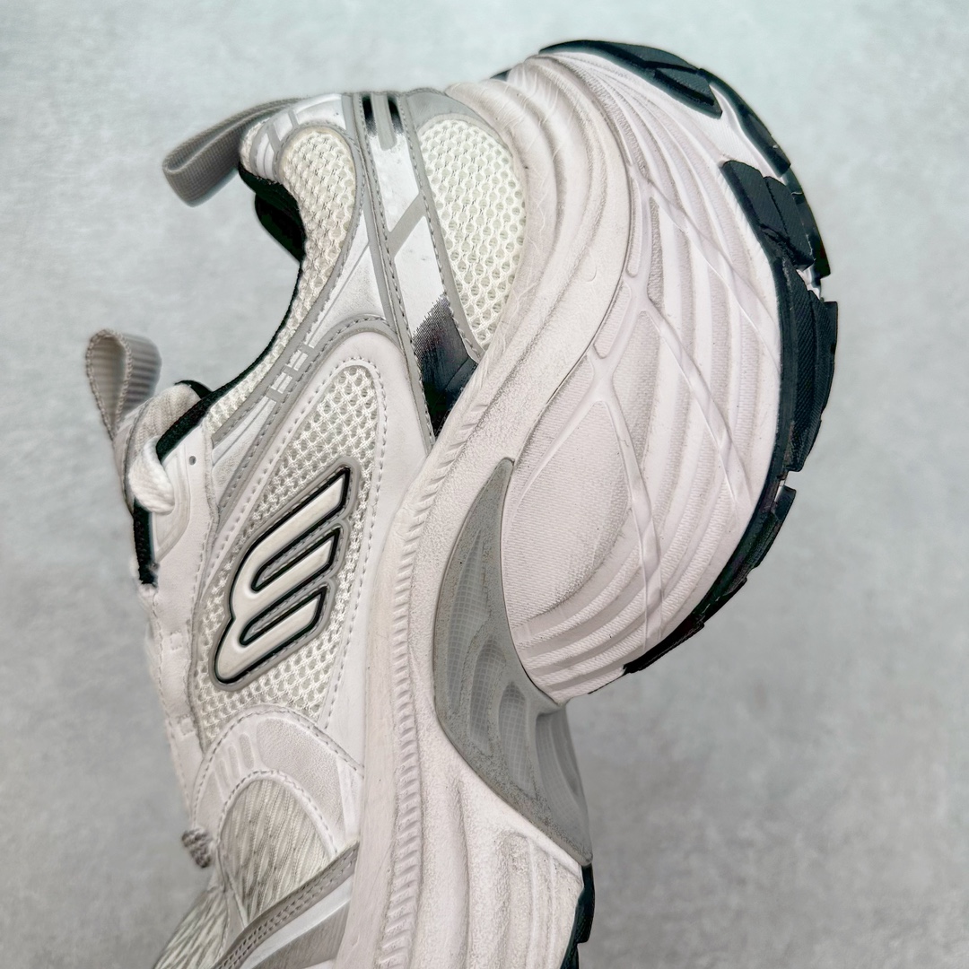 图片[7]-＃JC纯原 BALENCIAGA 10XL Sneakers 巴黎世家十二代网布系带低帮走秀复古老爹鞋 全套原纸板楦头开发 最原汁原味的灵魂版型 全鞋荧光划线卡点 胶水把控整洁度追求极致完美 每一双都是工艺品 多重QC质检 超越公司货的品控标准 实实在在的免检产品 原盒原配 正确字体电绣 粗细、位置、大小正确 侧边TPU 透气孔匹配意产原版 正确分离大底 TPU软底 原版一致大底LOGO 立体感十足 原厂皮料水洗做旧 采购原厂网纱 不含皮革 网布材料和聚氨酯 磨损效果 展现品牌对于新潮事物的热情 这款鞋子拥有巨大尺寸和醒目设计 符合当下”老爹鞋”的趋势 鞋子采用银灰配色 营造出低调而不失华丽的效果 10XL的尺码使它成为市场中最显眼的存在 适合追求个性化的人群 Balenciaga始终站在时尚前沿 此次发布的产品再次体现了他们的创新能力 尺码：35 36 37 38 39 40 41 42 43 44 45 46-选品中心