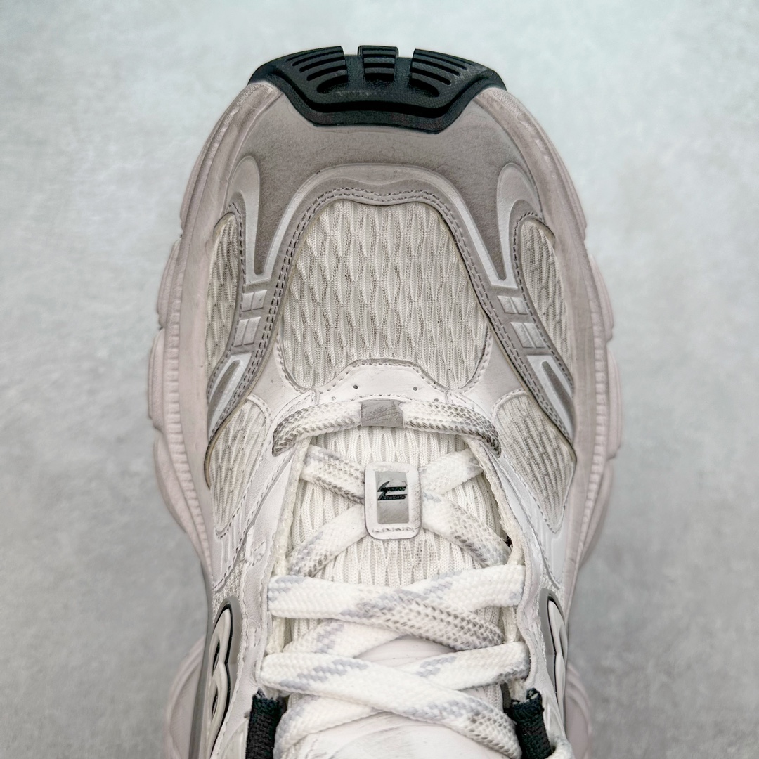 图片[4]-＃JC纯原 BALENCIAGA 10XL Sneakers 巴黎世家十二代网布系带低帮走秀复古老爹鞋 全套原纸板楦头开发 最原汁原味的灵魂版型 全鞋荧光划线卡点 胶水把控整洁度追求极致完美 每一双都是工艺品 多重QC质检 超越公司货的品控标准 实实在在的免检产品 原盒原配 正确字体电绣 粗细、位置、大小正确 侧边TPU 透气孔匹配意产原版 正确分离大底 TPU软底 原版一致大底LOGO 立体感十足 原厂皮料水洗做旧 采购原厂网纱 不含皮革 网布材料和聚氨酯 磨损效果 展现品牌对于新潮事物的热情 这款鞋子拥有巨大尺寸和醒目设计 符合当下”老爹鞋”的趋势 鞋子采用银灰配色 营造出低调而不失华丽的效果 10XL的尺码使它成为市场中最显眼的存在 适合追求个性化的人群 Balenciaga始终站在时尚前沿 此次发布的产品再次体现了他们的创新能力 尺码：35 36 37 38 39 40 41 42 43 44 45 46-选品中心