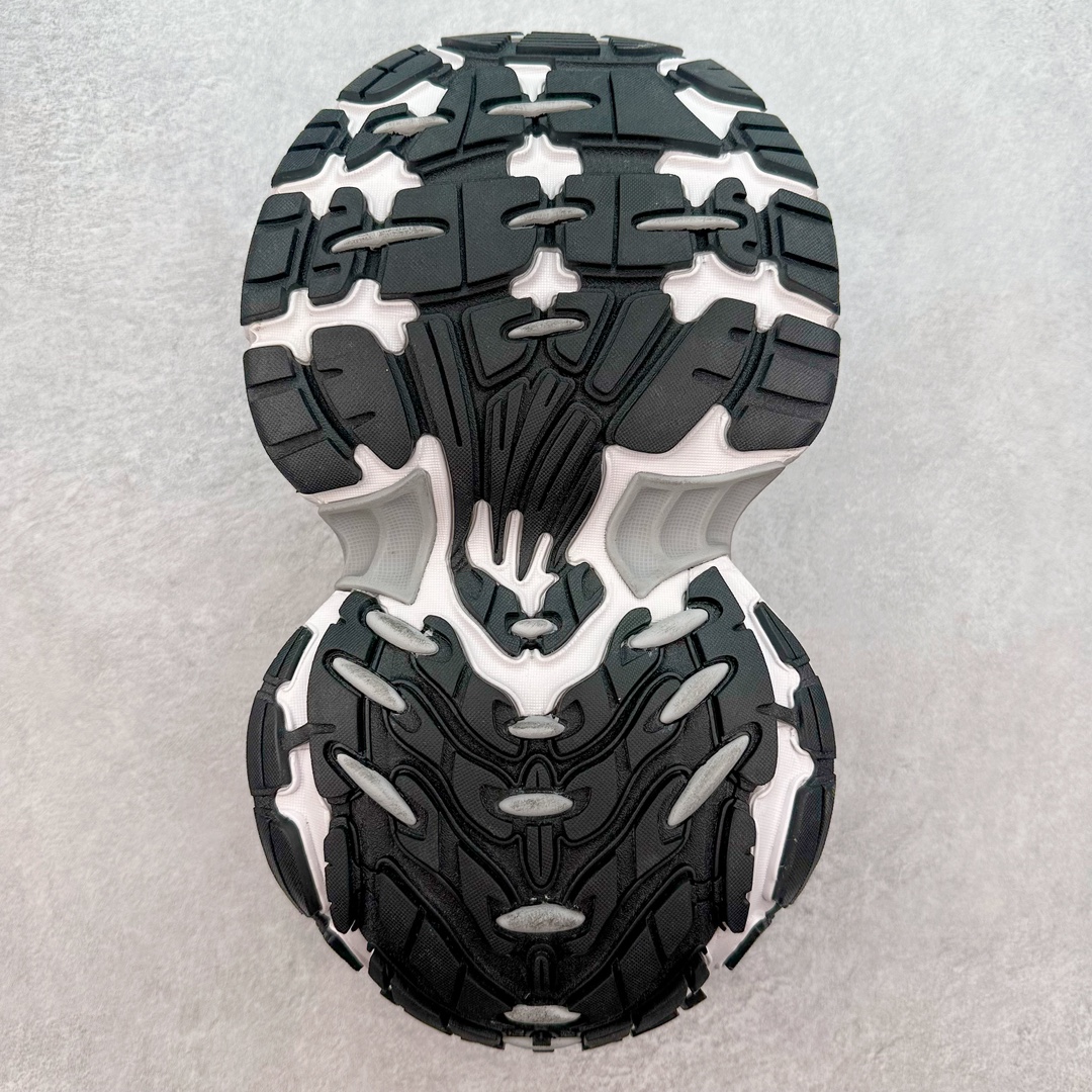 图片[9]-＃JC纯原 BALENCIAGA 10XL Sneakers 巴黎世家十二代网布系带低帮走秀复古老爹鞋 全套原纸板楦头开发 最原汁原味的灵魂版型 全鞋荧光划线卡点 胶水把控整洁度追求极致完美 每一双都是工艺品 多重QC质检 超越公司货的品控标准 实实在在的免检产品 原盒原配 正确字体电绣 粗细、位置、大小正确 侧边TPU 透气孔匹配意产原版 正确分离大底 TPU软底 原版一致大底LOGO 立体感十足 原厂皮料水洗做旧 采购原厂网纱 不含皮革 网布材料和聚氨酯 磨损效果 展现品牌对于新潮事物的热情 这款鞋子拥有巨大尺寸和醒目设计 符合当下”老爹鞋”的趋势 鞋子采用银灰配色 营造出低调而不失华丽的效果 10XL的尺码使它成为市场中最显眼的存在 适合追求个性化的人群 Balenciaga始终站在时尚前沿 此次发布的产品再次体现了他们的创新能力 尺码：35 36 37 38 39 40 41 42 43 44 45 46-选品中心