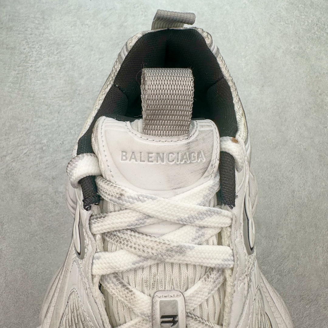 图片[5]-＃JC纯原 BALENCIAGA 10XL Sneakers 巴黎世家十二代网布系带低帮走秀复古老爹鞋 全套原纸板楦头开发 最原汁原味的灵魂版型 全鞋荧光划线卡点 胶水把控整洁度追求极致完美 每一双都是工艺品 多重QC质检 超越公司货的品控标准 实实在在的免检产品 原盒原配 正确字体电绣 粗细、位置、大小正确 侧边TPU 透气孔匹配意产原版 正确分离大底 TPU软底 原版一致大底LOGO 立体感十足 原厂皮料水洗做旧 采购原厂网纱 不含皮革 网布材料和聚氨酯 磨损效果 展现品牌对于新潮事物的热情 这款鞋子拥有巨大尺寸和醒目设计 符合当下”老爹鞋”的趋势 鞋子采用银灰配色 营造出低调而不失华丽的效果 10XL的尺码使它成为市场中最显眼的存在 适合追求个性化的人群 Balenciaga始终站在时尚前沿 此次发布的产品再次体现了他们的创新能力 尺码：35 36 37 38 39 40 41 42 43 44 45 46-选品中心