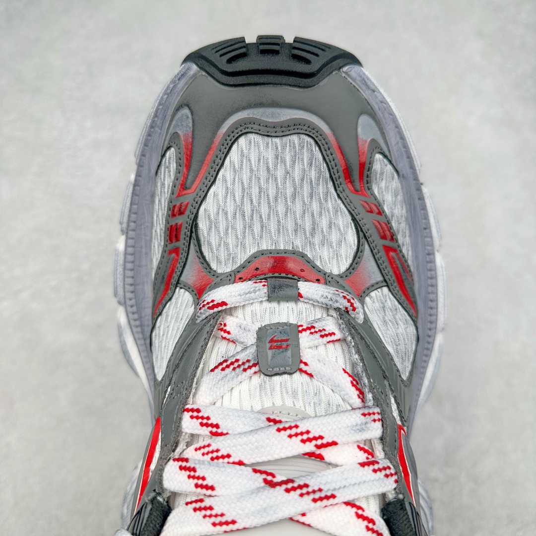 图片[4]-＃JC纯原 BALENCIAGA 10XL Sneakers 巴黎世家十二代网布系带低帮走秀复古老爹鞋 全套原纸板楦头开发 最原汁原味的灵魂版型 全鞋荧光划线卡点 胶水把控整洁度追求极致完美 每一双都是工艺品 多重QC质检 超越公司货的品控标准 实实在在的免检产品 原盒原配 正确字体电绣 粗细、位置、大小正确 侧边TPU 透气孔匹配意产原版 正确分离大底 TPU软底 原版一致大底LOGO 立体感十足 原厂皮料水洗做旧 采购原厂网纱 不含皮革 网布材料和聚氨酯 磨损效果 展现品牌对于新潮事物的热情 这款鞋子拥有巨大尺寸和醒目设计 符合当下”老爹鞋”的趋势 鞋子采用银灰配色 营造出低调而不失华丽的效果 10XL的尺码使它成为市场中最显眼的存在 适合追求个性化的人群 Balenciaga始终站在时尚前沿 此次发布的产品再次体现了他们的创新能力 尺码：35 36 37 38 39 40 41 42 43 44 45 46-选品中心