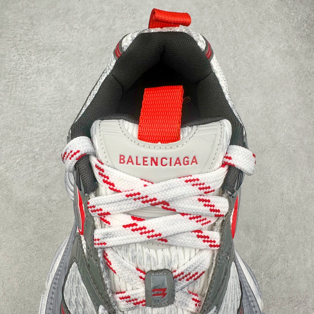 图片[5]-＃JC纯原 BALENCIAGA 10XL Sneakers 巴黎世家十二代网布系带低帮走秀复古老爹鞋 全套原纸板楦头开发 最原汁原味的灵魂版型 全鞋荧光划线卡点 胶水把控整洁度追求极致完美 每一双都是工艺品 多重QC质检 超越公司货的品控标准 实实在在的免检产品 原盒原配 正确字体电绣 粗细、位置、大小正确 侧边TPU 透气孔匹配意产原版 正确分离大底 TPU软底 原版一致大底LOGO 立体感十足 原厂皮料水洗做旧 采购原厂网纱 不含皮革 网布材料和聚氨酯 磨损效果 展现品牌对于新潮事物的热情 这款鞋子拥有巨大尺寸和醒目设计 符合当下”老爹鞋”的趋势 鞋子采用银灰配色 营造出低调而不失华丽的效果 10XL的尺码使它成为市场中最显眼的存在 适合追求个性化的人群 Balenciaga始终站在时尚前沿 此次发布的产品再次体现了他们的创新能力 尺码：35 36 37 38 39 40 41 42 43 44 45 46-选品中心