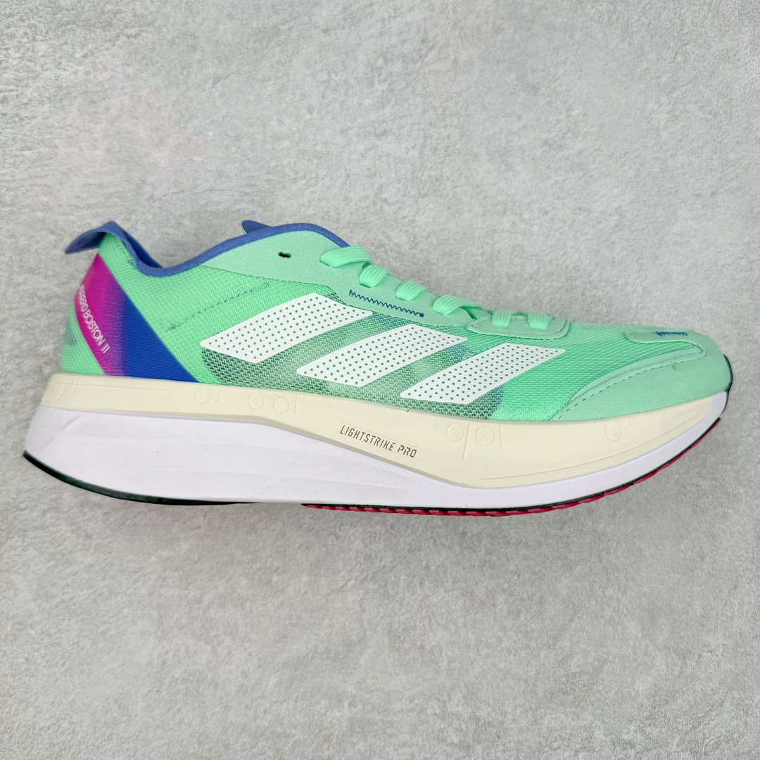 AD Adizero Boston 12 波士顿夏季透气网眼竞速跑鞋 延续爪型玻璃纤维推进系统 进化为全掌式的ENERGY RODS 2.0 从脚跟到脚趾的一体成形设计 强化整体推进力 提升速度表现 升级透气鞋面更具支撑性 利用ENGINEERED MESH技术进行不同密度织纹 强化支撑性 更使用50%以上的回收材料製成 减低塑料浪费 此外变薄的鞋舌为前掌提供更多空间 提供跑者更好的穿着感受 马牌轮胎大底耐磨性佳 大底全掌采用耐磨的Continental马牌轮胎大底 在各种环境下保有良好抓地力 货号：HQ3696 尺码：36 36.5 37 38 38.5 39 40 40.5 41 42 42.5 43 44 44.5 45-选品中心