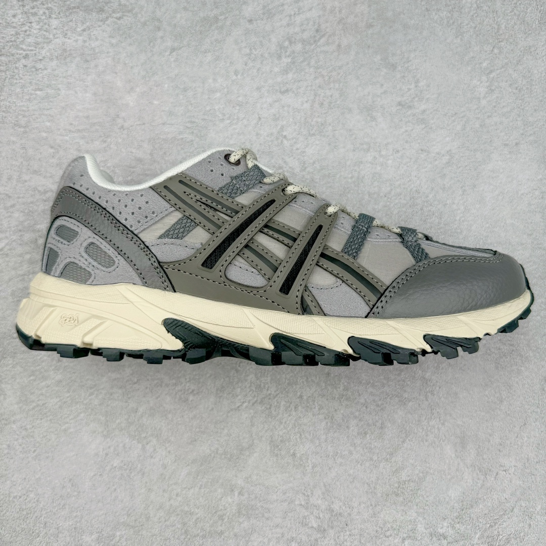 ASICS GEL-Sonoma 15-50 亚瑟士系列山系风户外低帮休闲运动跑步鞋 ASICS发布的GEL-SONOMA 15-50系列新品，从外形来看，兼具潮流感和越来越火的户外机能风，无论是配色还是性能，感觉牢牢抓住了年轻一代的心。这款鞋从设计、科技到配色多方位把握户外所需元素，鞋面采用专为户外竞技跑步设计的15-50经典越野竞技鞋，并融合前两代GEL-SONOMA越野鞋。升级后的GEL-SONOMA 15-50以分层后跟设计大幅提升了鞋款耐磨性，满足了日常穿着、城市徒步和登山远足多功能场景需求。鞋子用到的核心科技是GEL缓震胶与SpEVA科技中底，带来出色缓冲性能和防滑能力。在外形设计上，硬朗的轮廓与机能感线条加持，使GEL-SONOMA 15-50具备突出的户外风格，配色也十分迎合时下流行的山系风，选用多色块拼接，潮流感满满。尺码：36 37 37.5 38 39 39.5 40 40.5 41.5 42 42.5 43.5 44 45-选品中心